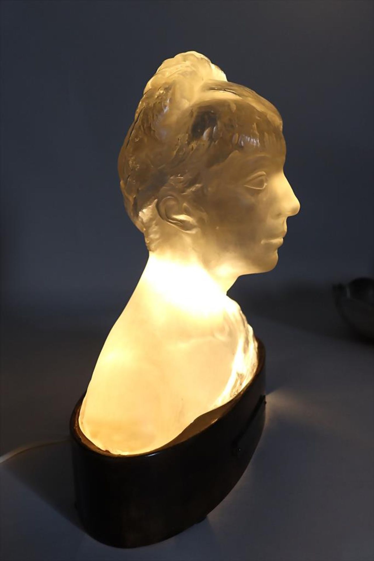 Art Déco Frauenbüste / An Art Deco bust of a woman, Géza Szentesy Hiesz (1896 Budapest-1978 ... - Image 4 of 11