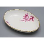 Ovale Schale mit Purpurmalerei / An oval bowl with purple flowers, Meissen, Mitte 19. Jh.