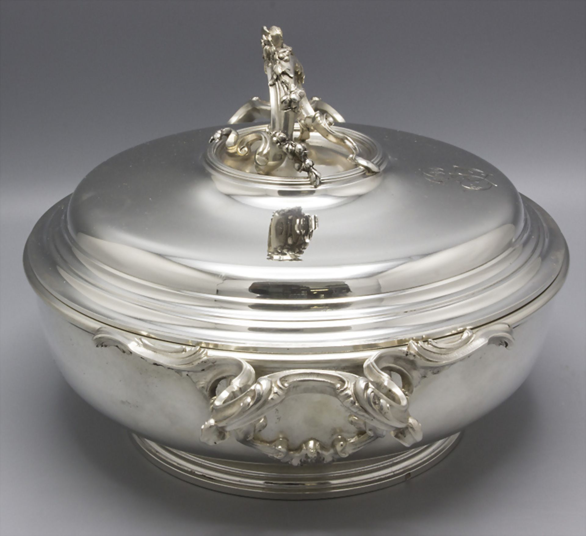 Legumier / Wöchnerinnenschüssel / A silver vegetable tureen cover, Alphonse DEBAIN, Paris, um 1890 - Bild 3 aus 12