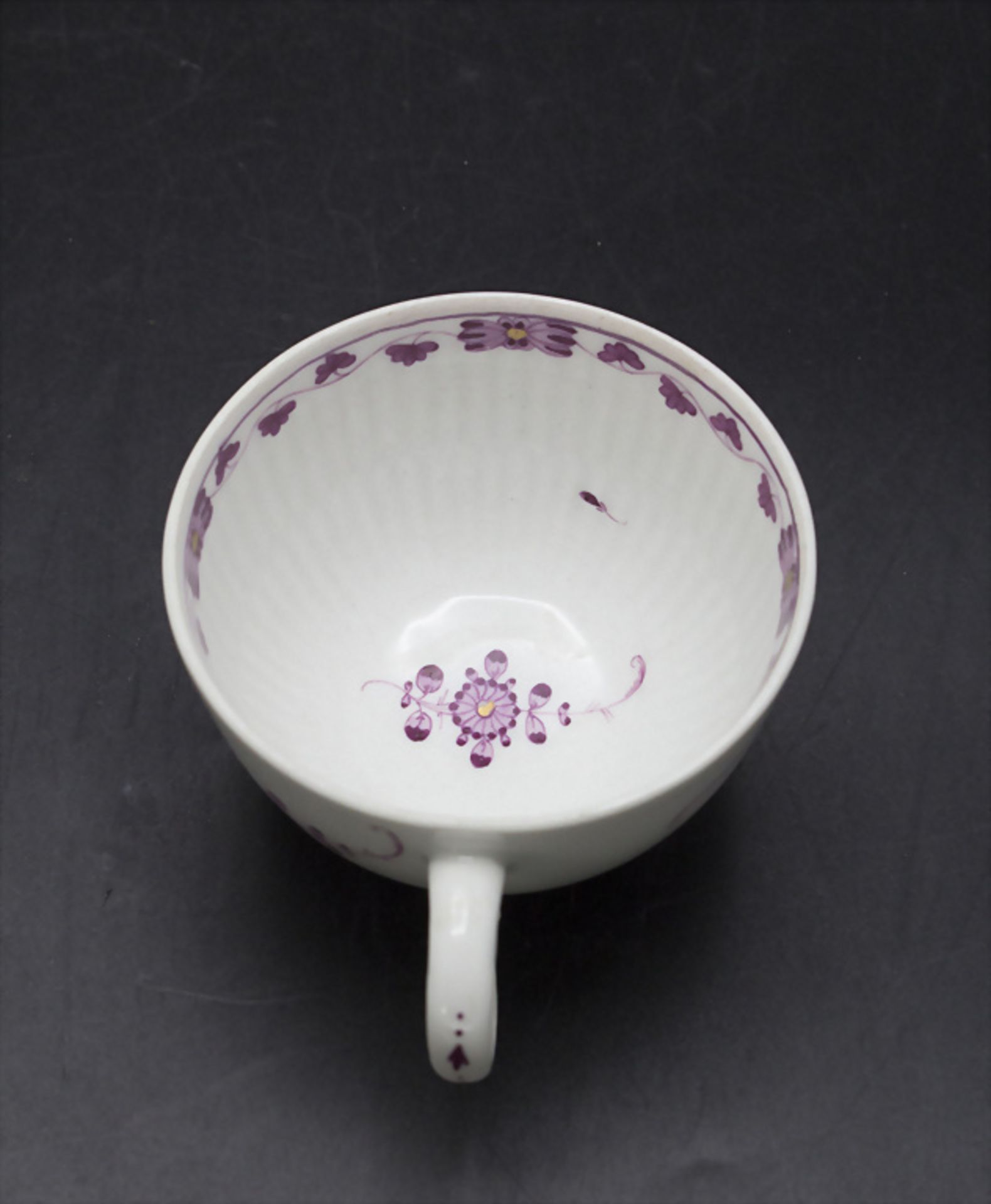 Tasse mit Untertasse mit 'Indisch Purpur' Malerei / A cup with saucer with Indian Purple ... - Bild 4 aus 4