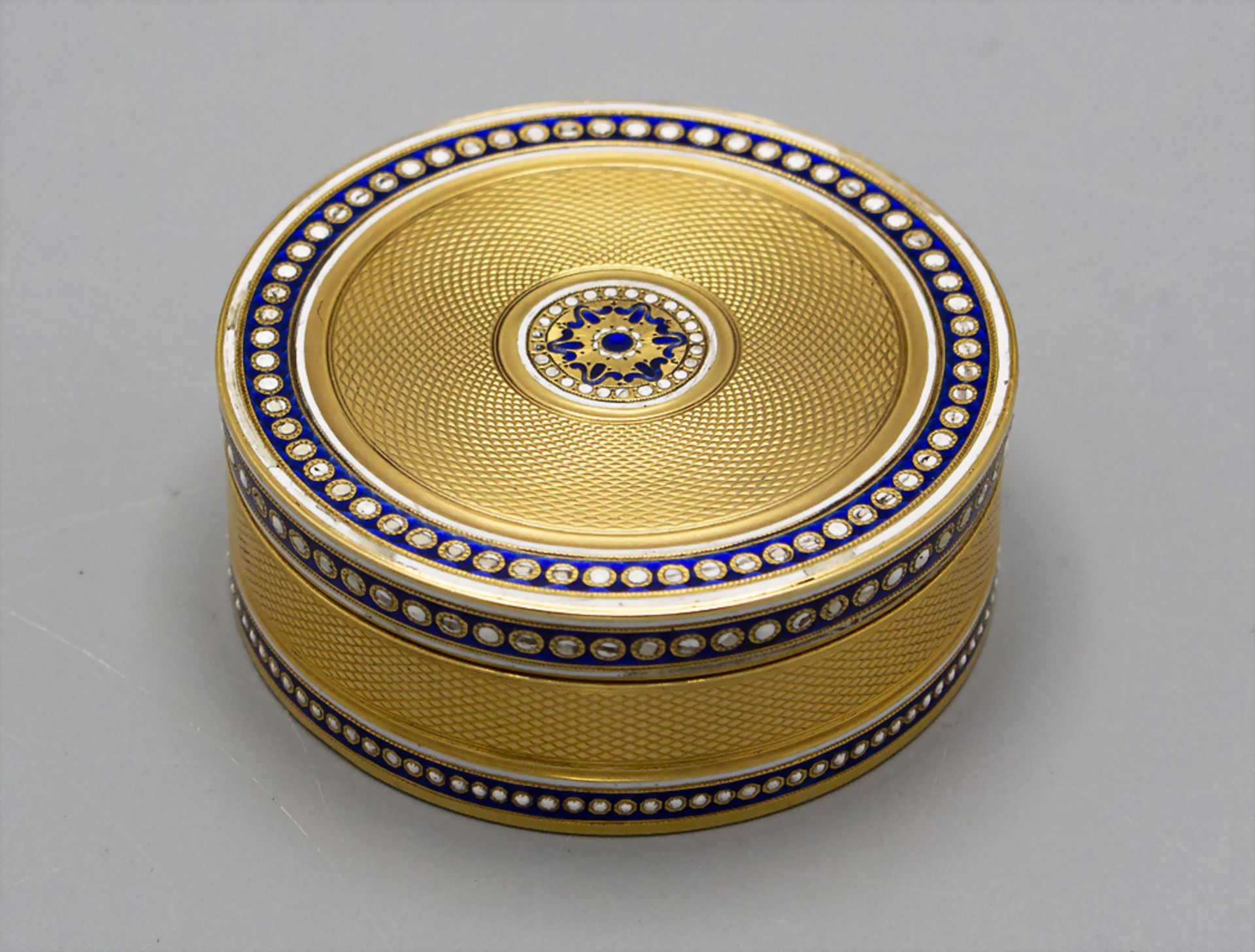 Runde Tabatiere mit Email / Schnupftabakdose / An 18 ct snuff box with enamel, Joseph-Etienne ...