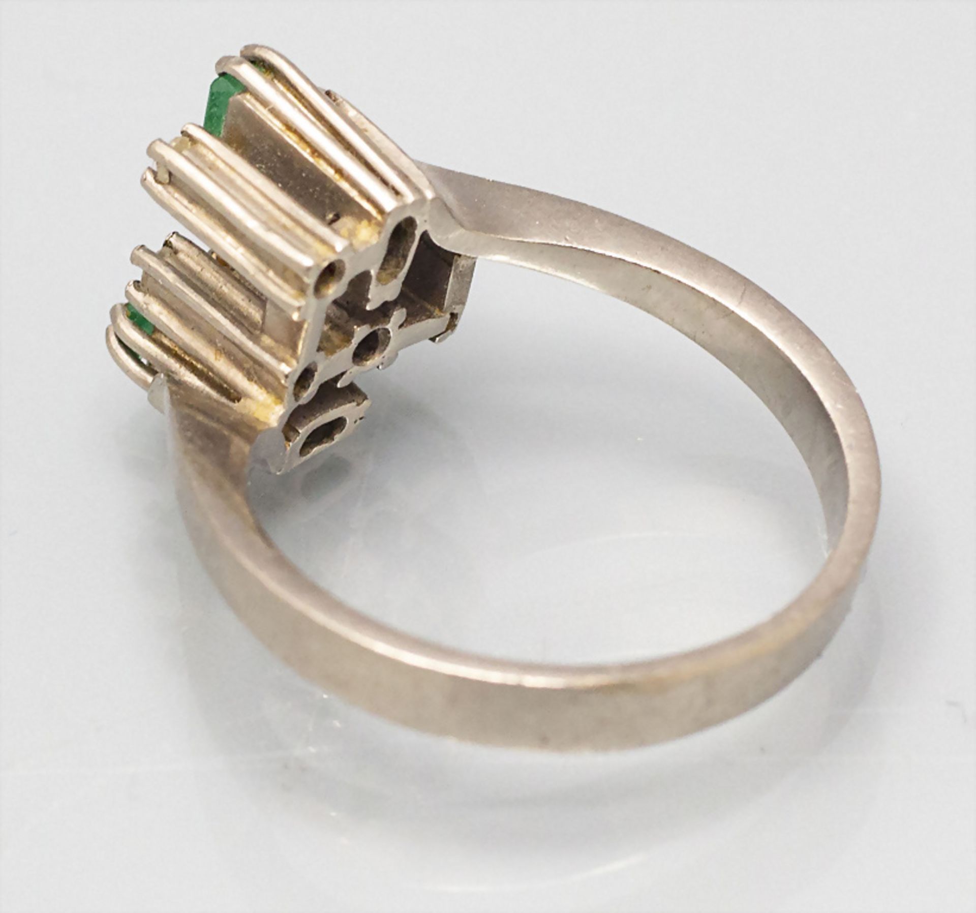 Damenring mit Diamanten und Smaragden / A ladies 18 ct gold ring with diamonds and emeralds - Bild 2 aus 2