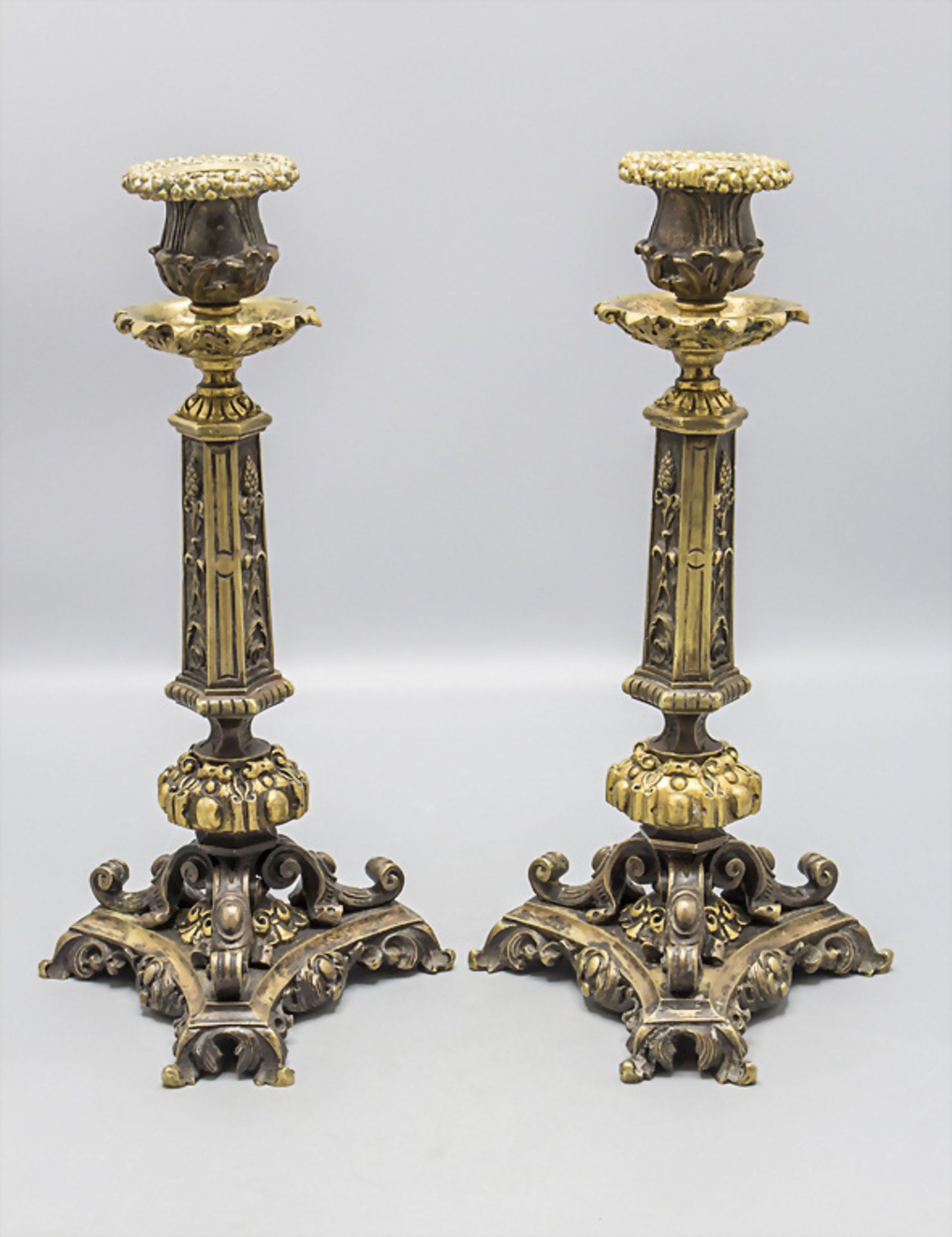 Paar Bronzeleuchter / A pair of bronze candle holders, 2. Hälfte 19. Jh. - Bild 2 aus 4