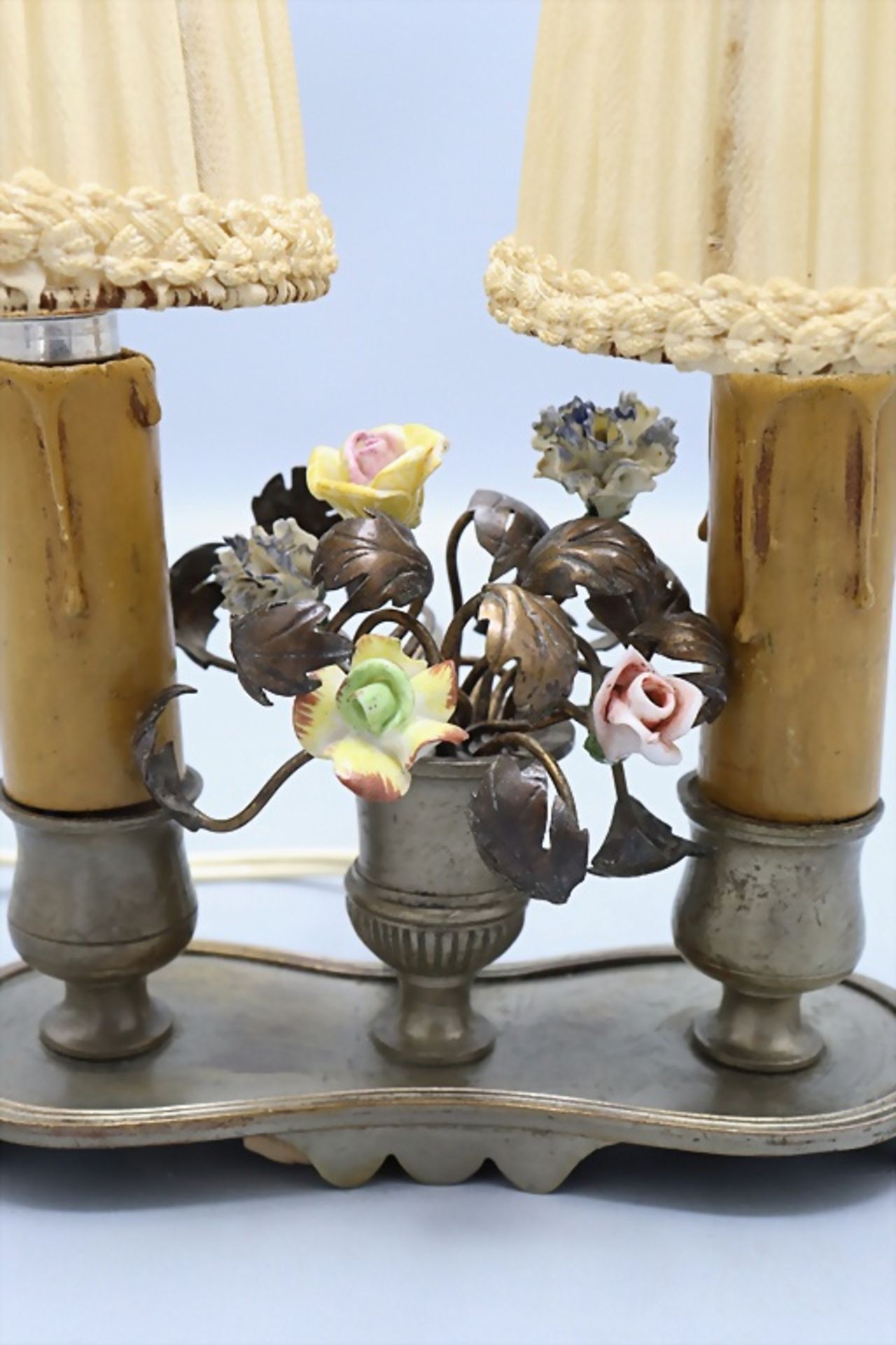Kleine Tischlampe in Form eines Handleuchters mit Porzellanblüten / A small table lamp with ... - Bild 5 aus 7