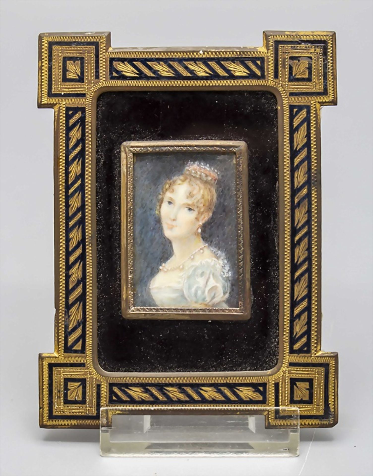 Miniatur Porträt einer jungen Dame mit Perlenparure / A miniature portrait of a young lady ...