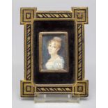 Miniatur Porträt einer jungen Dame mit Perlenparure / A miniature portrait of a young lady ...