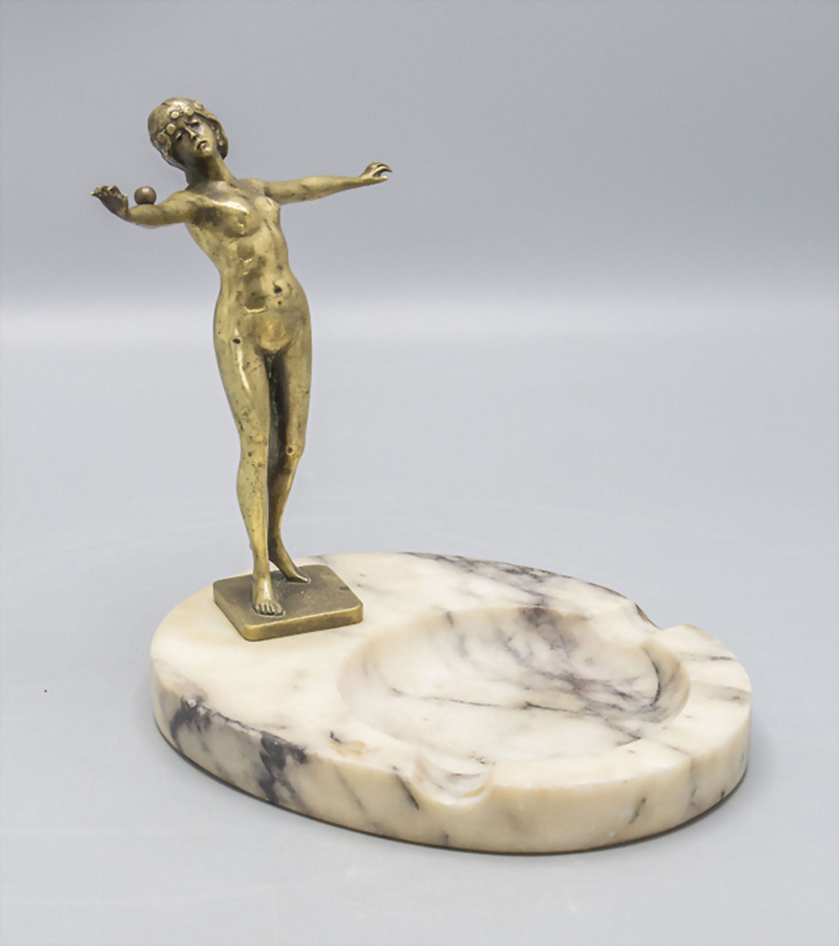 H. Caro (um 1900 tätig), 'Balltänzerin auf Aschenbecher' / A bronze sculpture of a dancer with ...