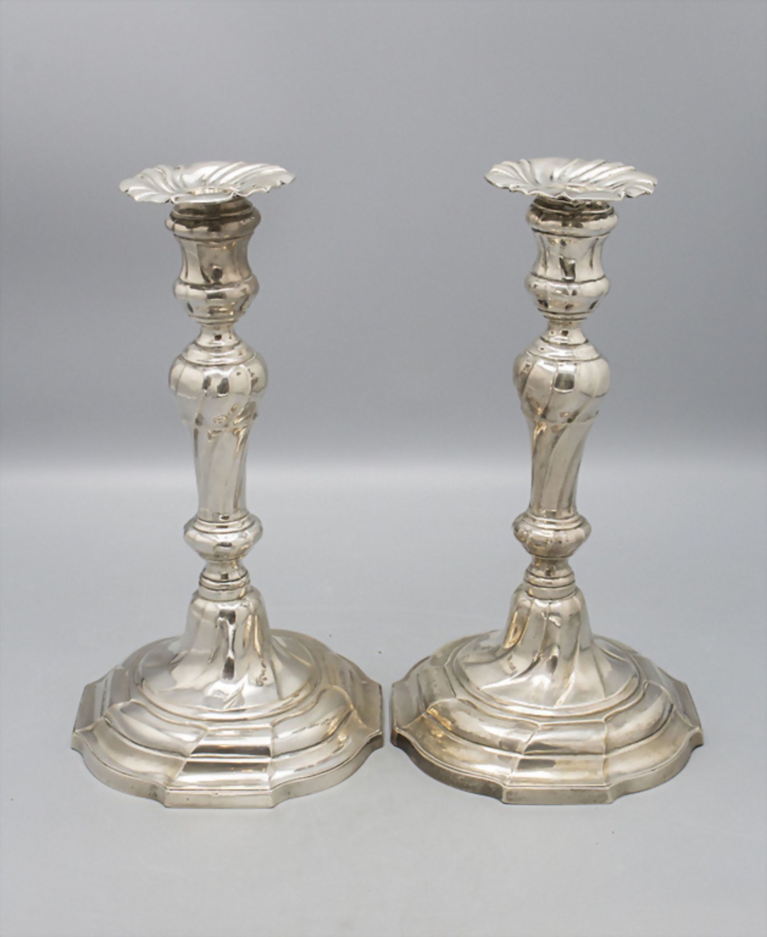 Paar Rokoko Silberleuchter / A pair of Rococo silver candlesticks, Mons, 1770