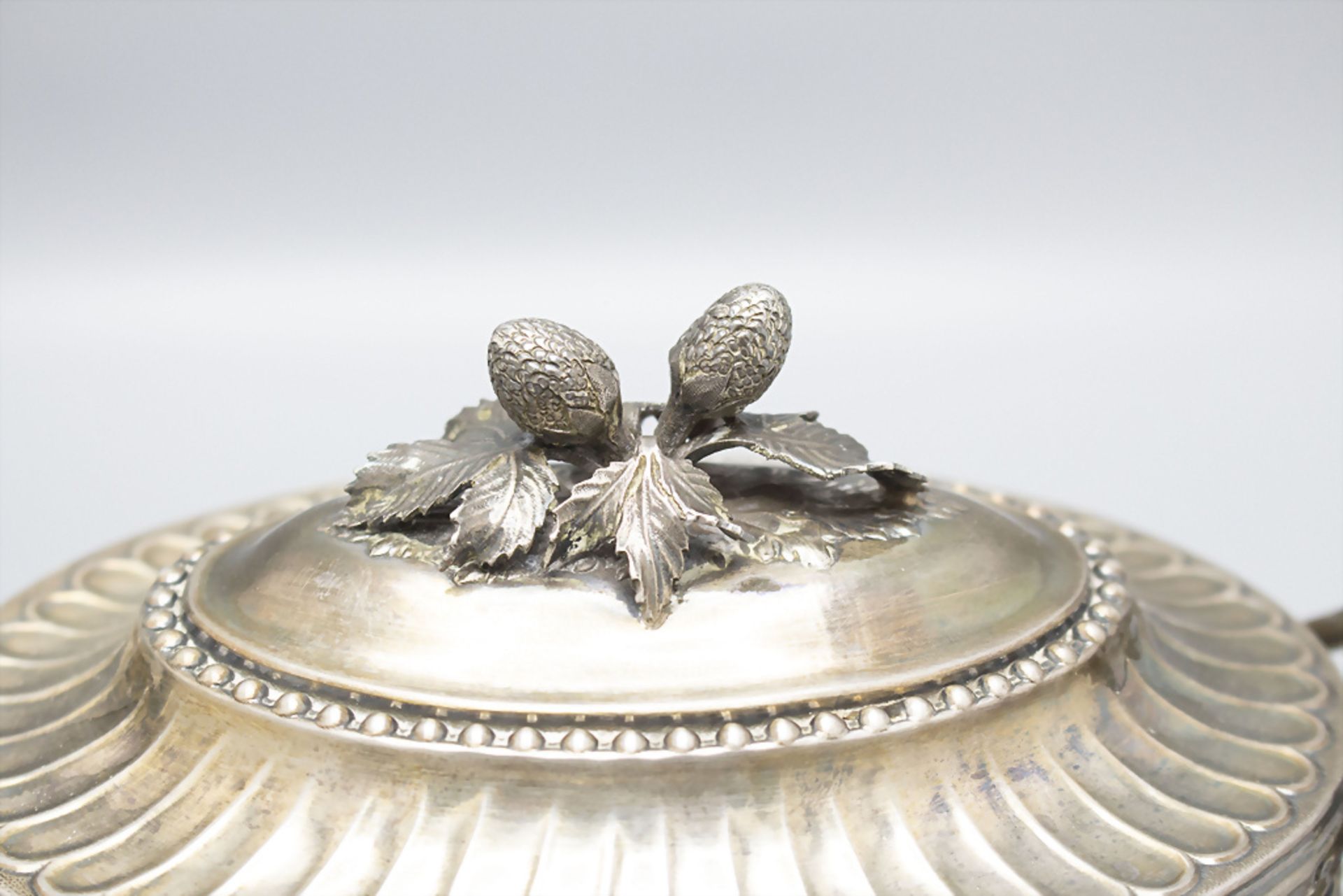 Louis-Seize Konfektdose mit Erdbeerknauf / Bonbonnière / A lidded silver candy box with ... - Bild 4 aus 7