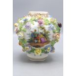 Vase mit plastischen Blüten und Watteau-Szenen / A vase with encrusted flowers and Watteau ...