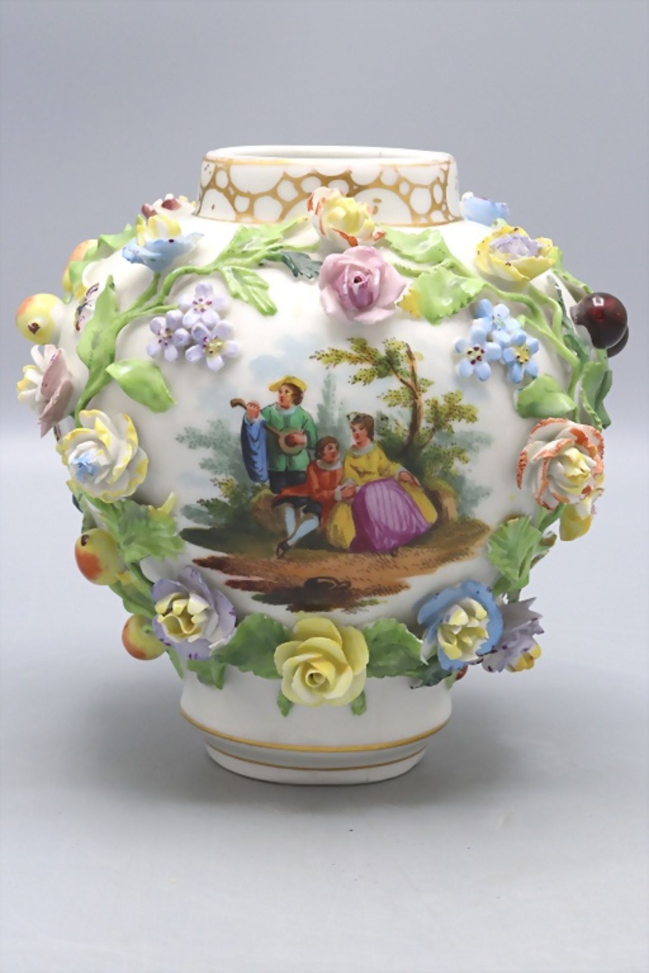 Vase mit plastischen Blüten und Watteau-Szenen / A vase with encrusted flowers and Watteau ...
