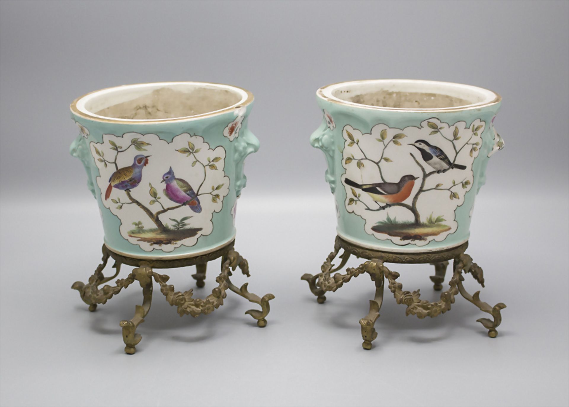 Zier Cachepots mit Vogelmalerei und Bronzemontur / A decorative pair of flower pots with birds ...