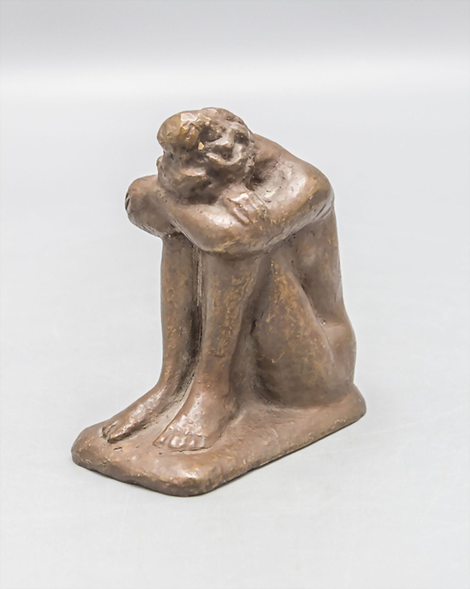 Bronze Skulptur 'Hockender Akt' / A bronze sculpture of crouching nude, wohl Fritz Nuss, Mitte ... - Bild 2 aus 4