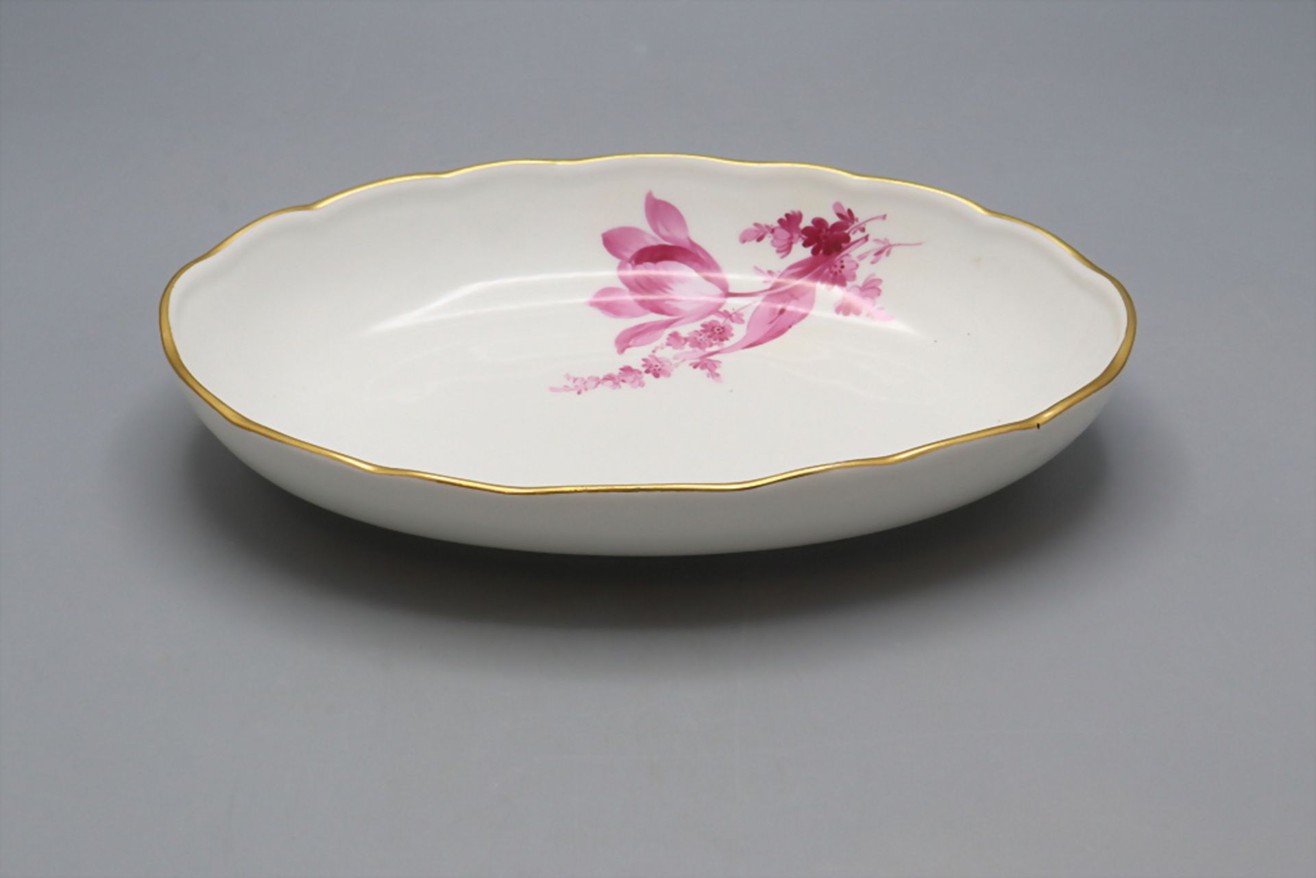 Ovale Schale mit Purpurmalerei / An oval bowl with purple flowers, Meissen, Mitte 19. Jh. - Bild 3 aus 9