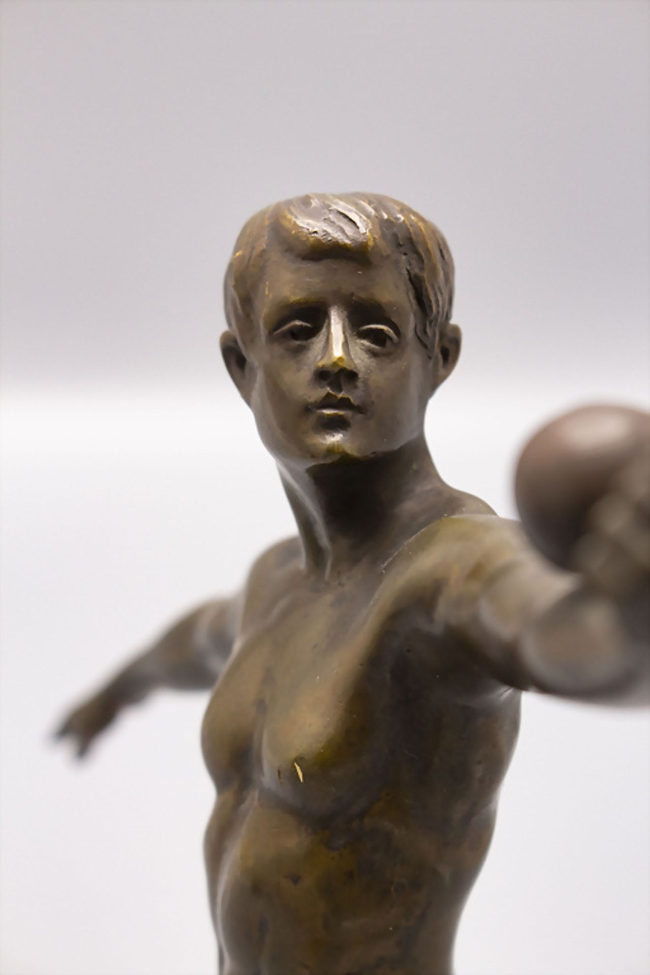 Athlet mit Ball / A bronze sculpture of an athlete with a ball, C. Heine, um 1910 - Image 7 of 7