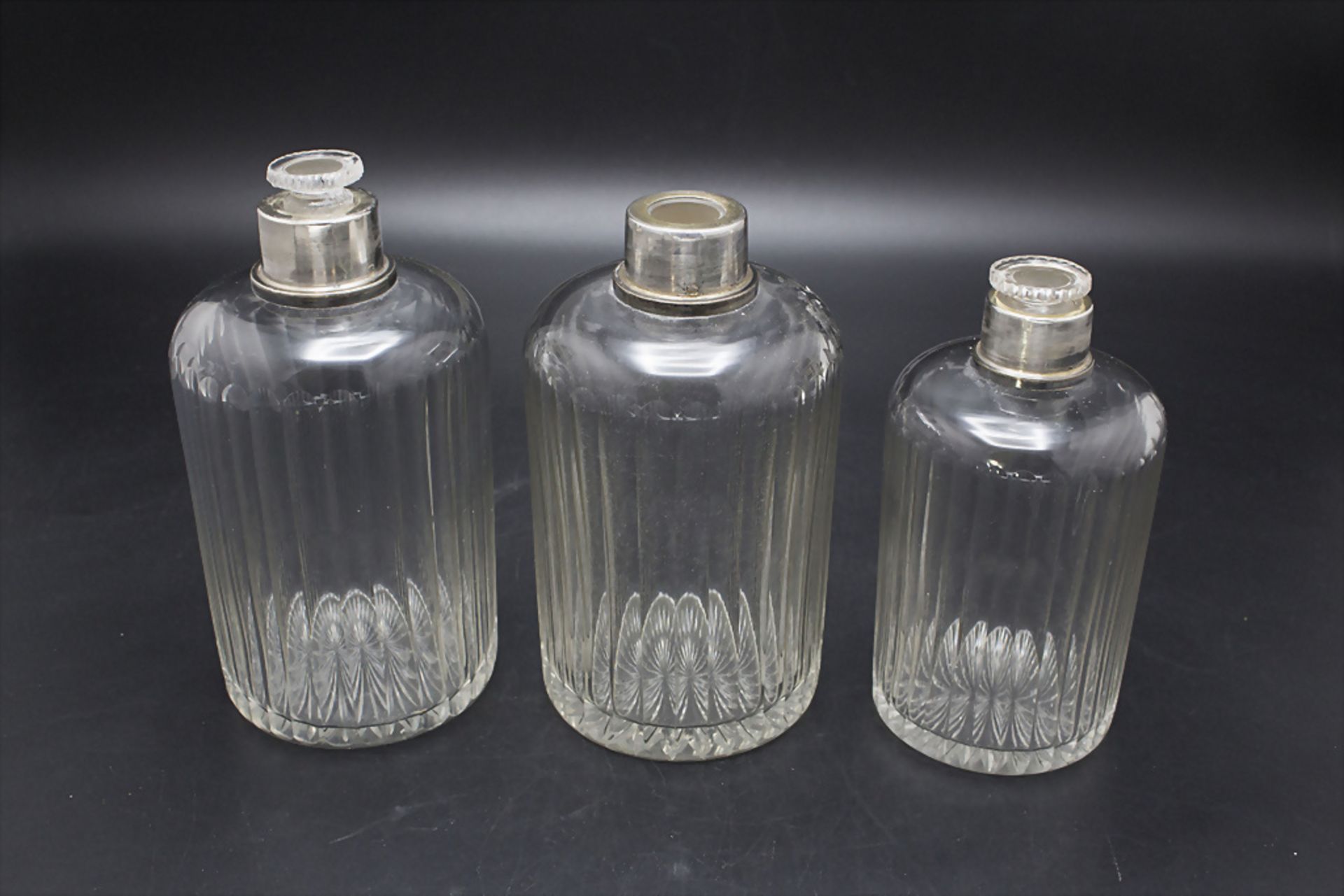 3 Likörflaschen mit Silbermontur / 3 liquer bottles with silver mounts, Gruhier (Père et ... - Bild 3 aus 6