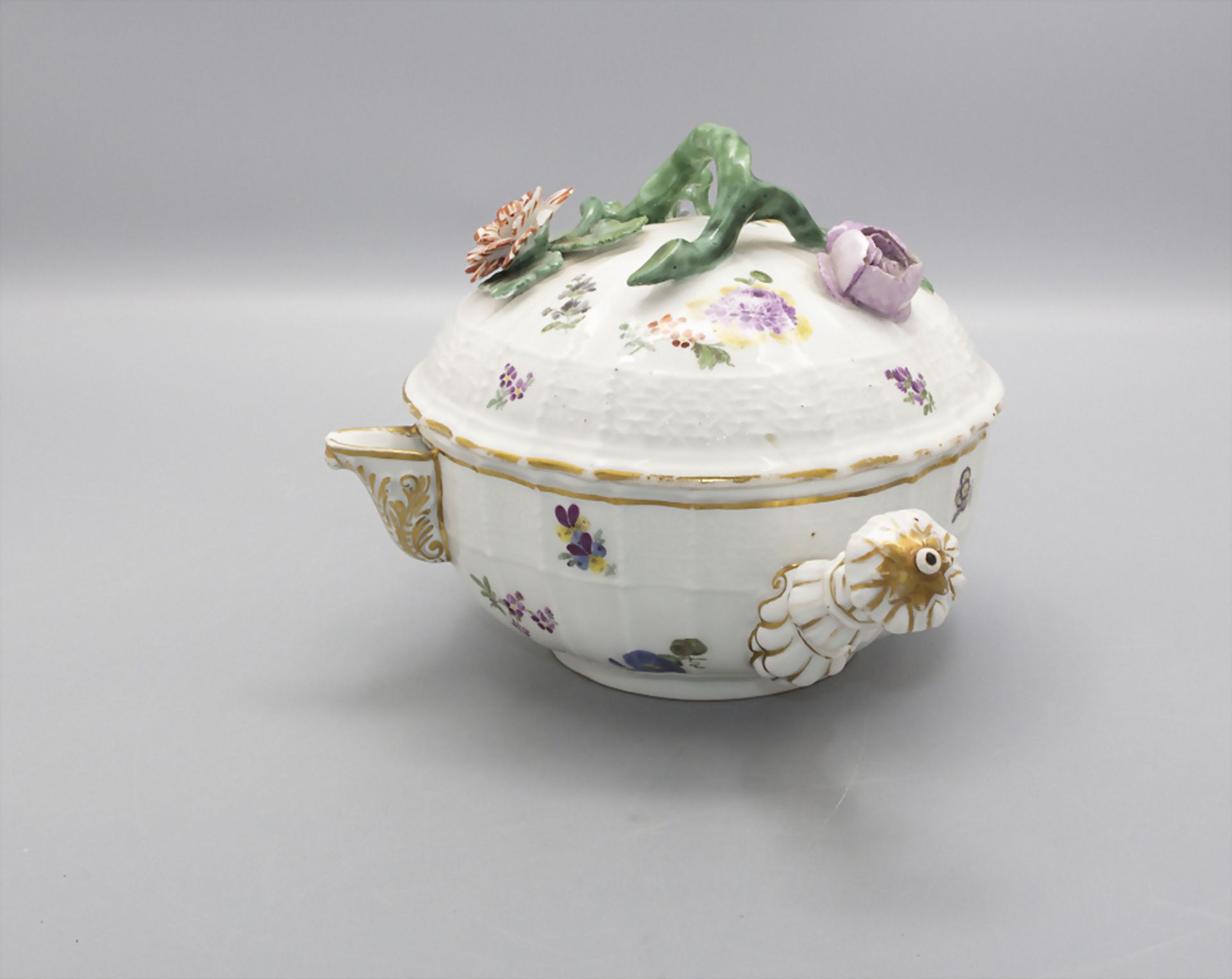 Kasserolle mit aufgelegten Blüten / A casserole with encrusted flowers, Meissen, um 1740 - Bild 2 aus 5