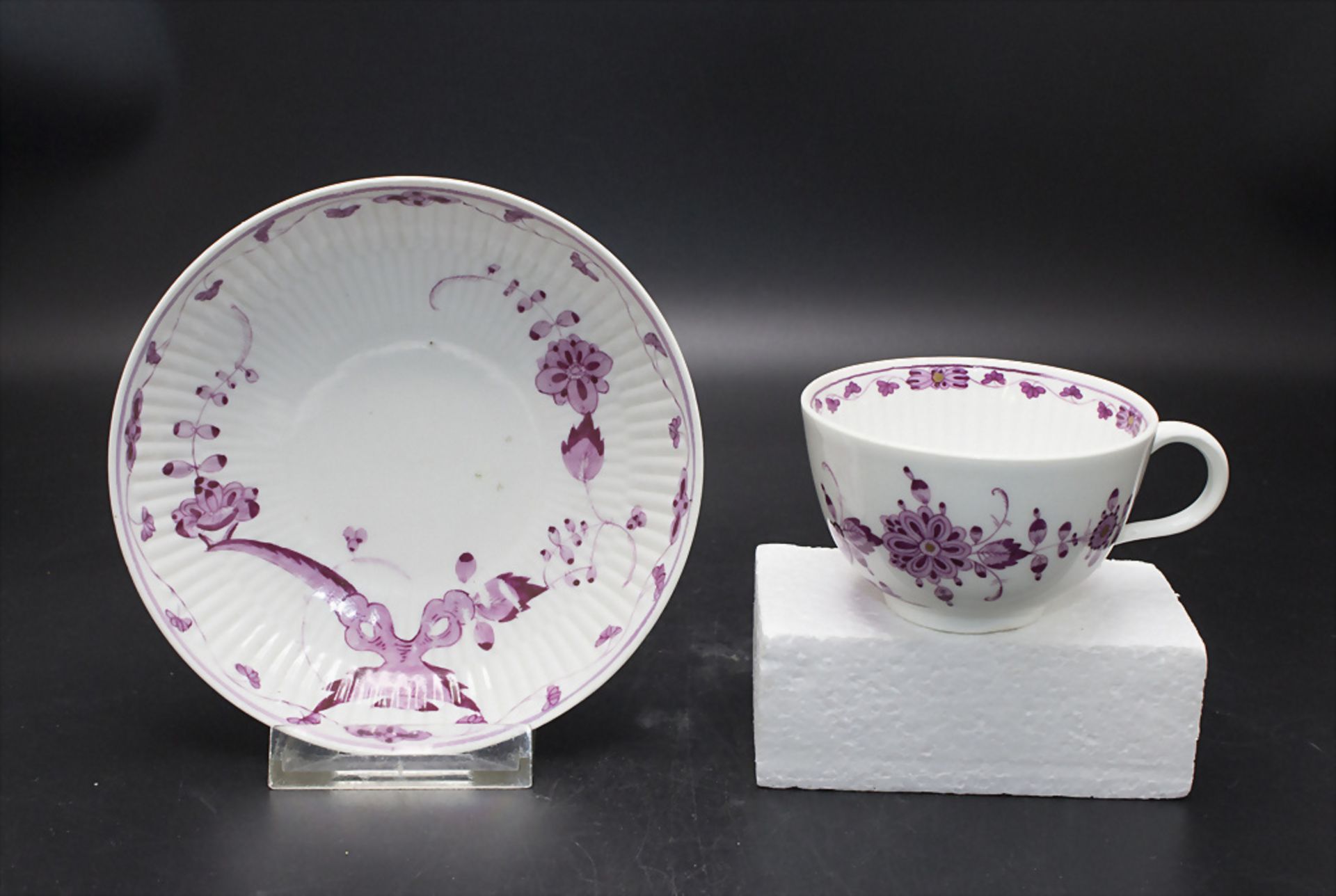 Tasse mit Untertasse mit 'Indisch Purpur' Malerei / A cup with saucer with Indian Purple ... - Bild 2 aus 4