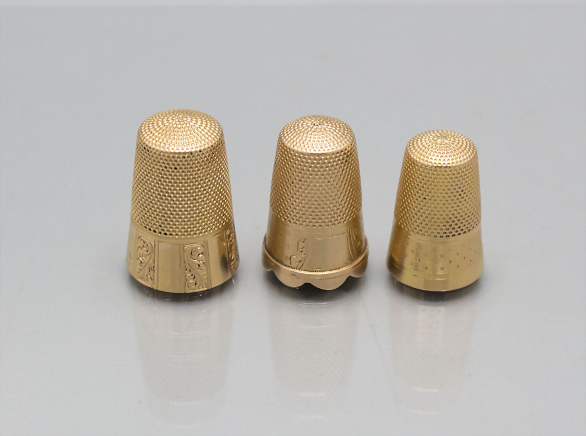 3 Gold Fingerhüte / Three 18 ct gold thimbles, Frankreich, 19.-20. Jh.