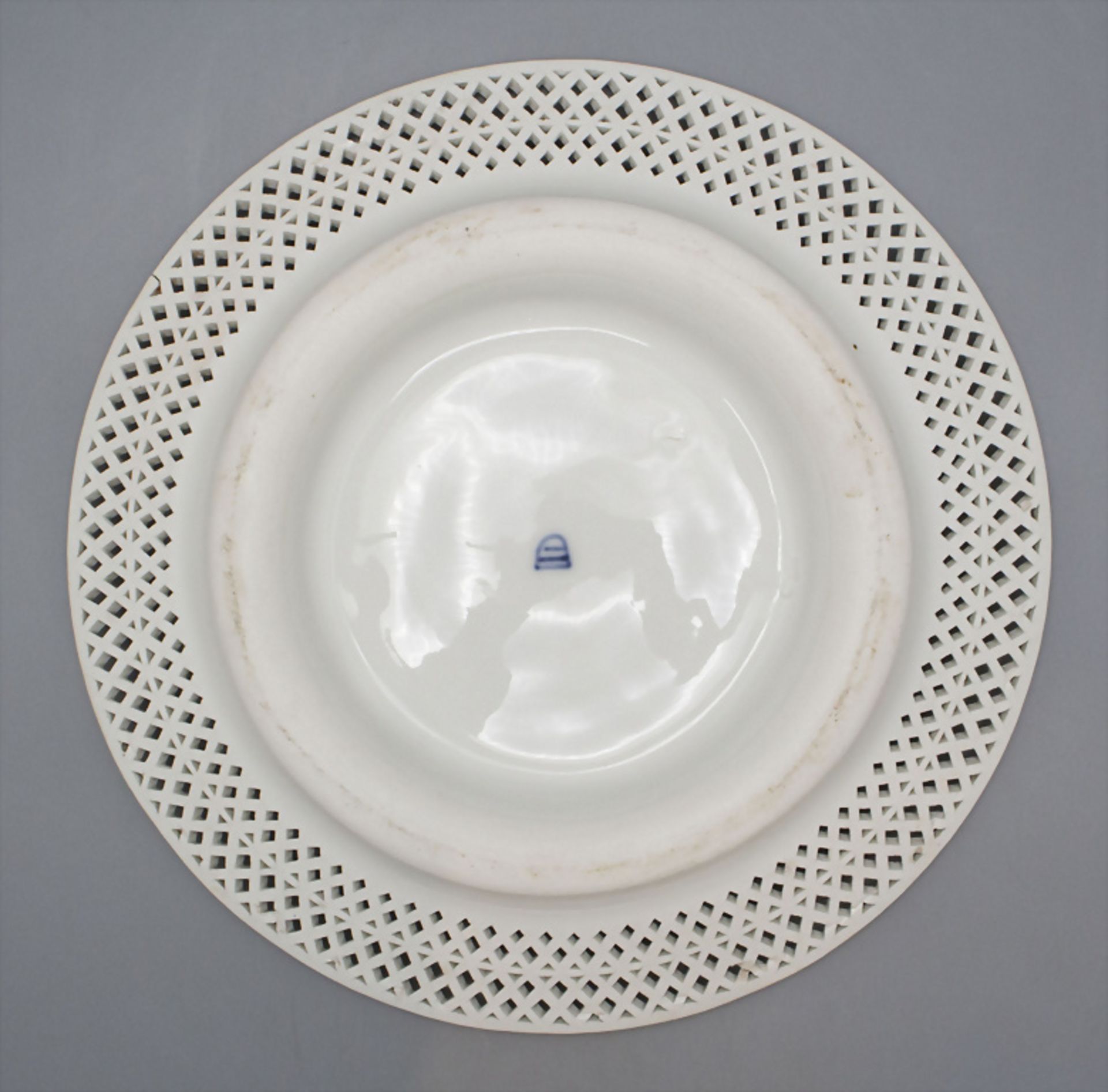 Filigrane Obstschale auf Presentoir / A delicate fruit bowl and plate, Wien, 1800 - Image 6 of 6