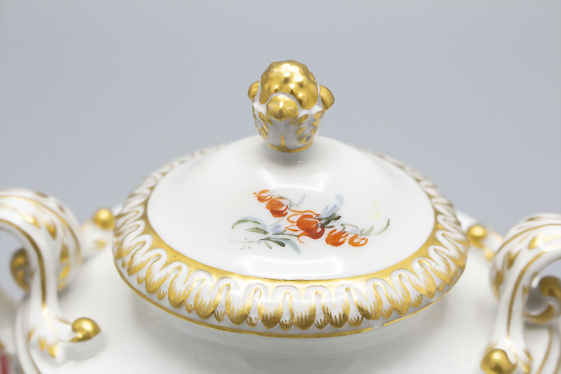 Ovales Deckelgefäß mit Handhaben und feiner Watteau-Szene / A lidded bowl with handles and a ... - Image 6 of 6