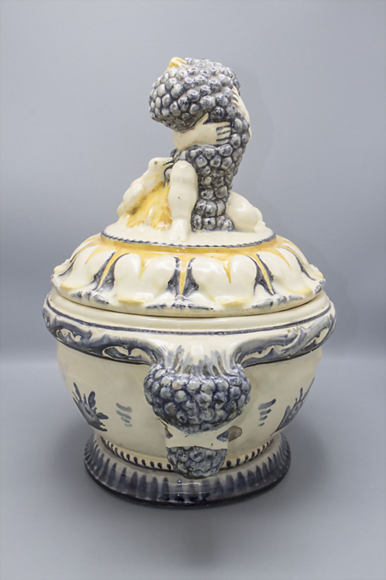 Wiener Deckelterrine / A lidded tureen in the style of Michael Powolny, Wien, um 1910 - Image 3 of 8