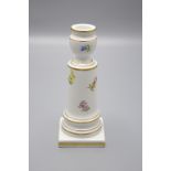 Kerzenleuchter mit Streublumen / A candleholder with scattered flowers, Meissen, Mitte 20. Jh.