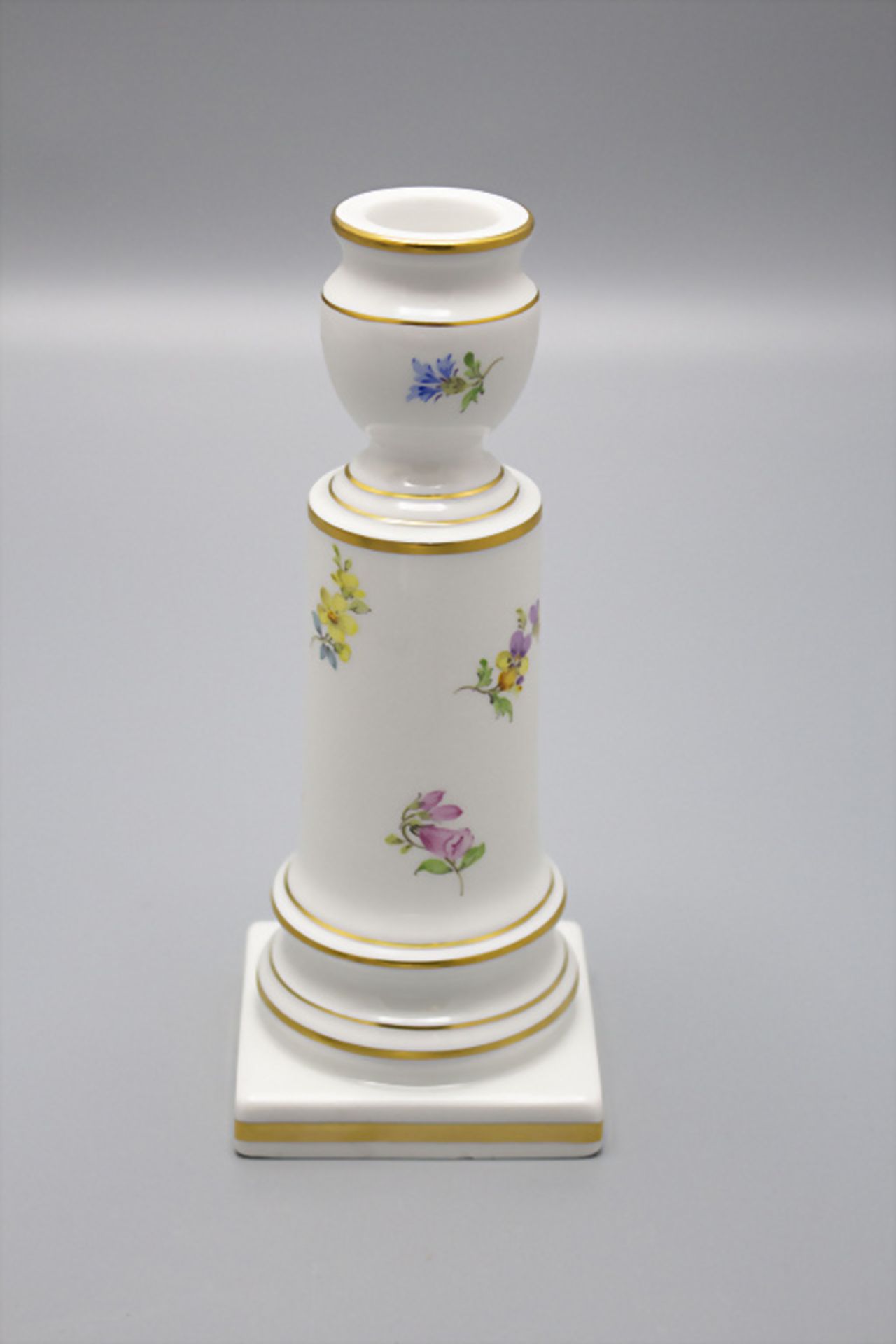 Kerzenleuchter mit Streublumen / A candleholder with scattered flowers, Meissen, Mitte 20. Jh.