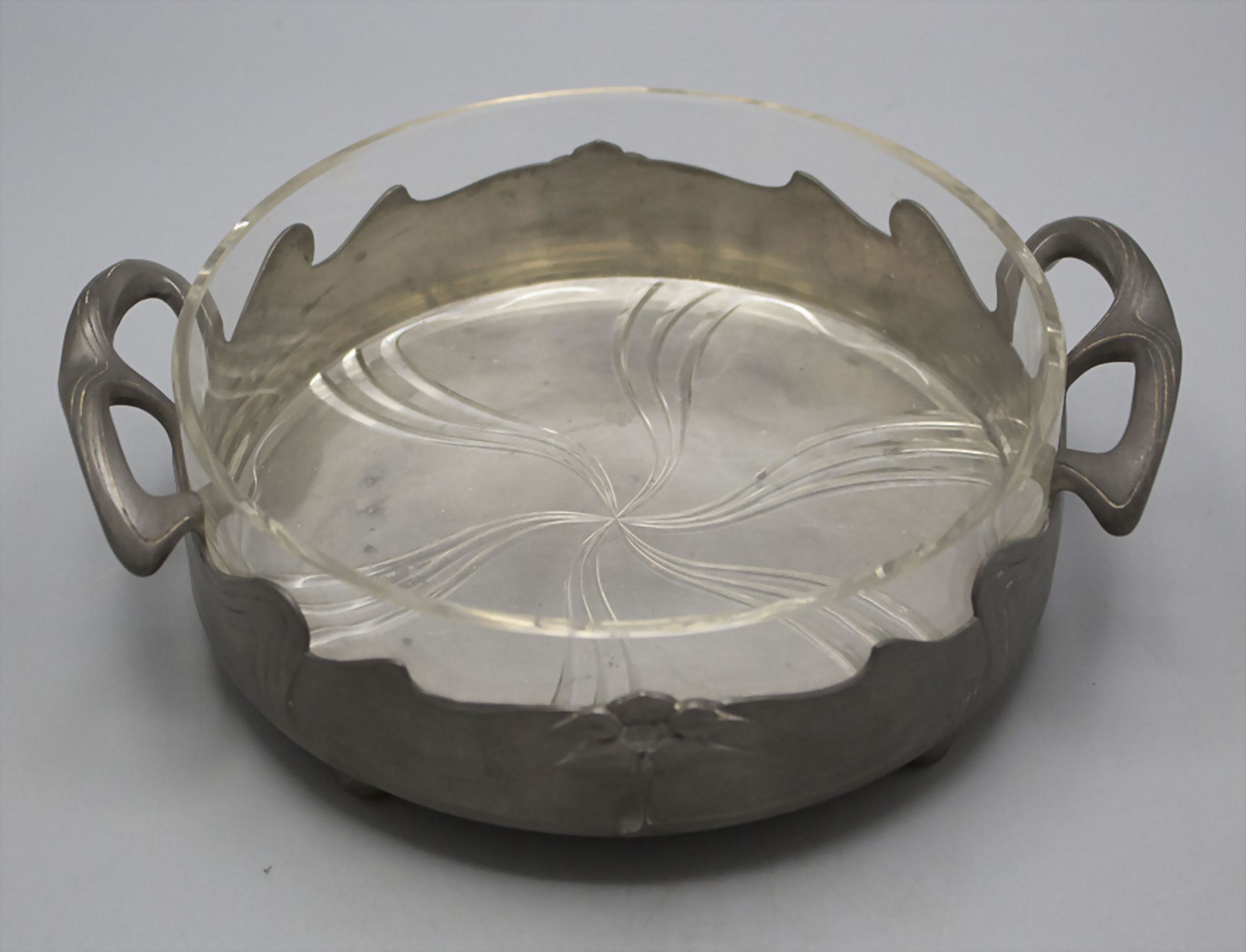 Jugendstil Henkelschale auf 4 Füßen mit Glaseinsatz / An Art Nouveau handled fruitbowl, ... - Bild 2 aus 3