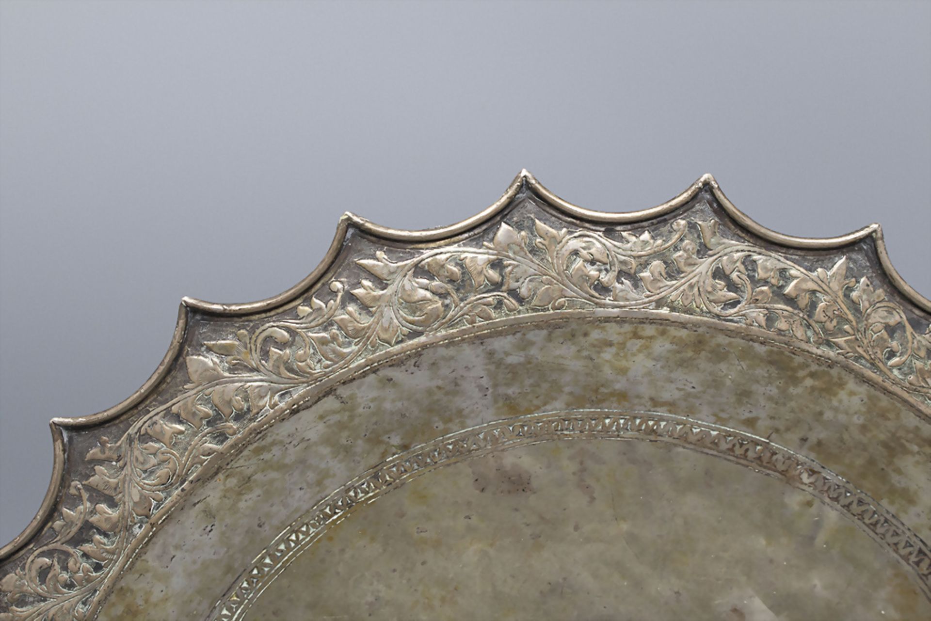 Silberplatte mit zwei gekreuzten Kris / A silver platter with two crossed kris, Südostasien, ... - Image 3 of 4