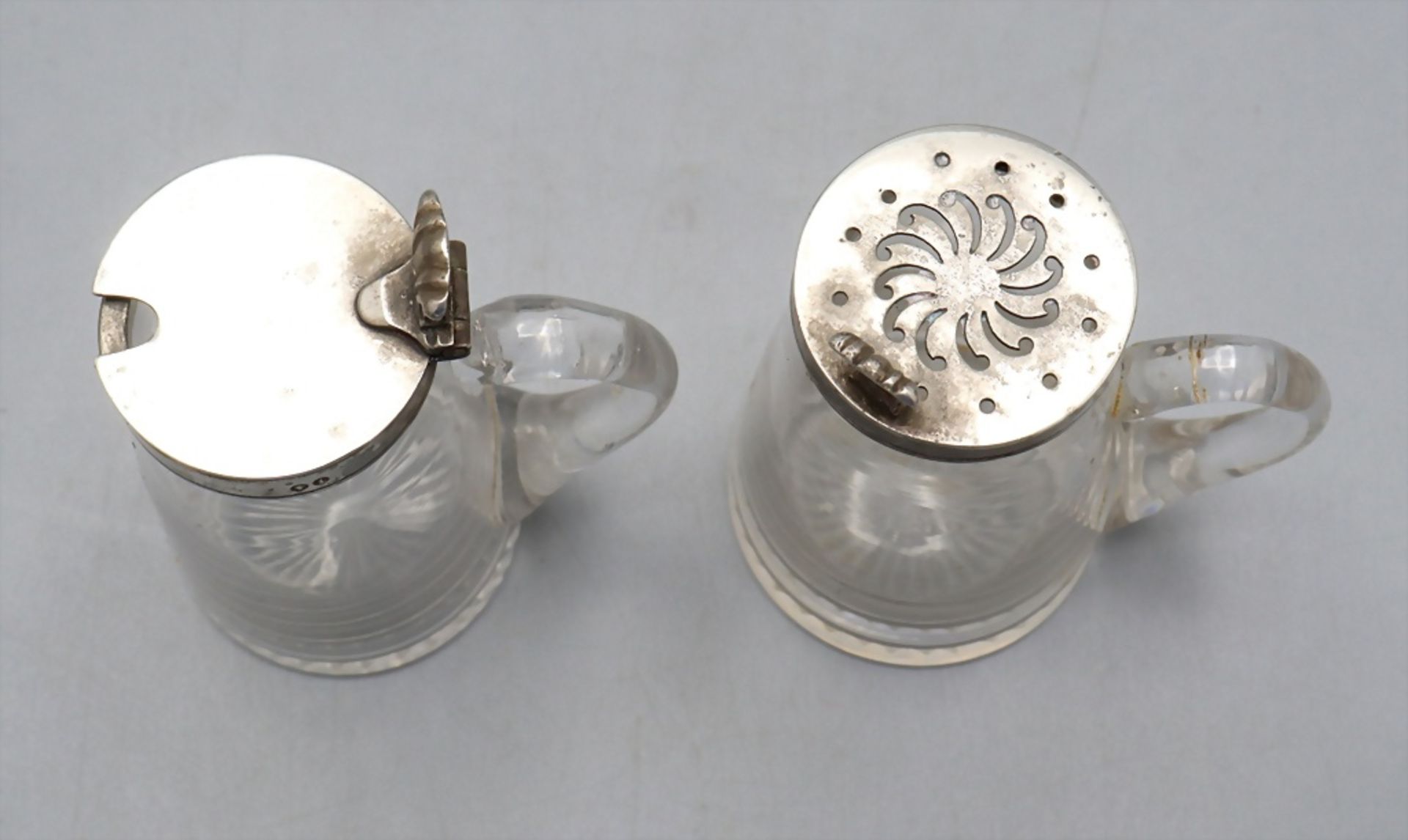 Senfglas und Gewürzstreuer mit Silbermontur / A mustard glass pot and a salt shaker with ... - Bild 2 aus 6