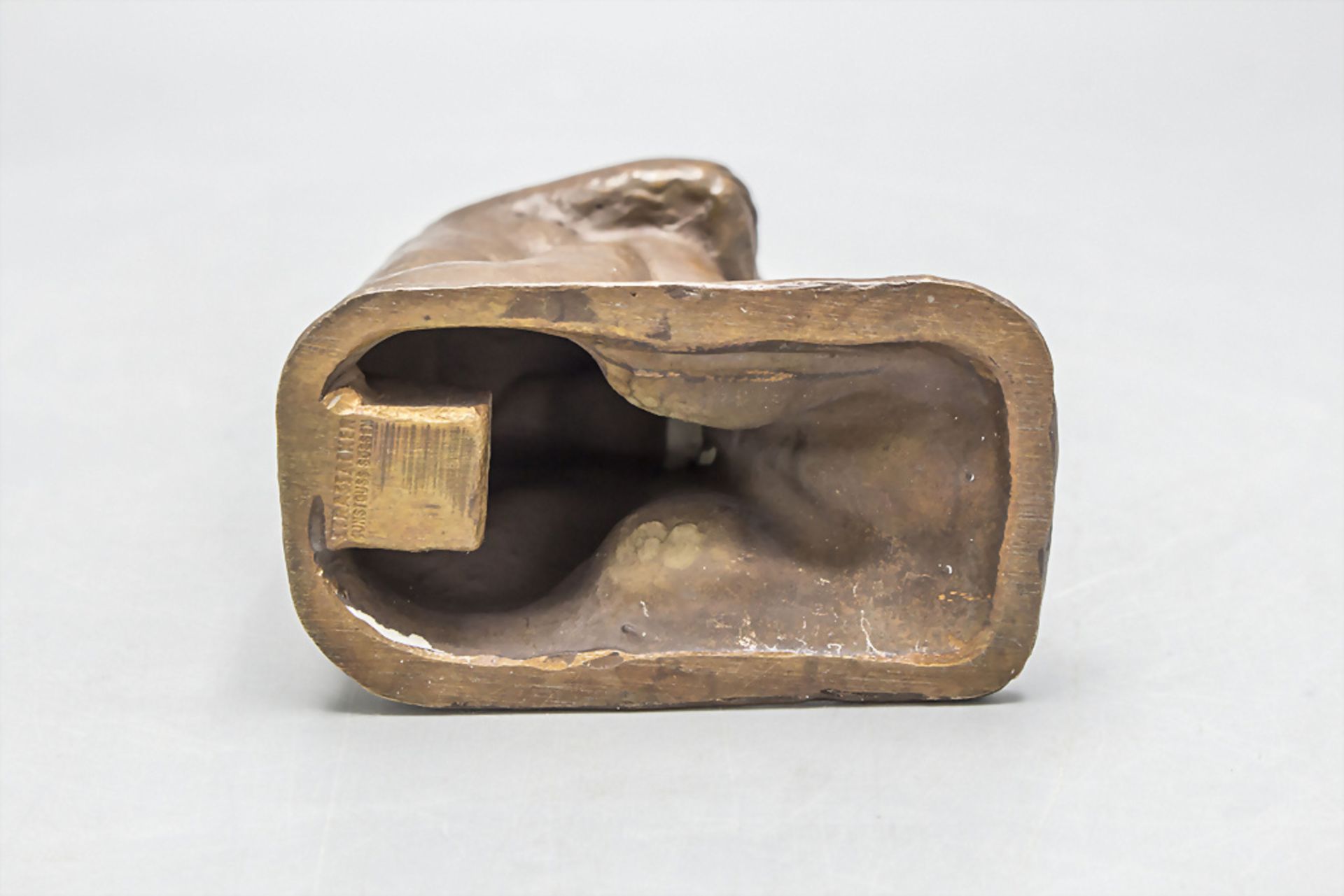 Bronze Skulptur 'Hockender Akt' / A bronze sculpture of crouching nude, wohl Fritz Nuss, Mitte ... - Image 4 of 4