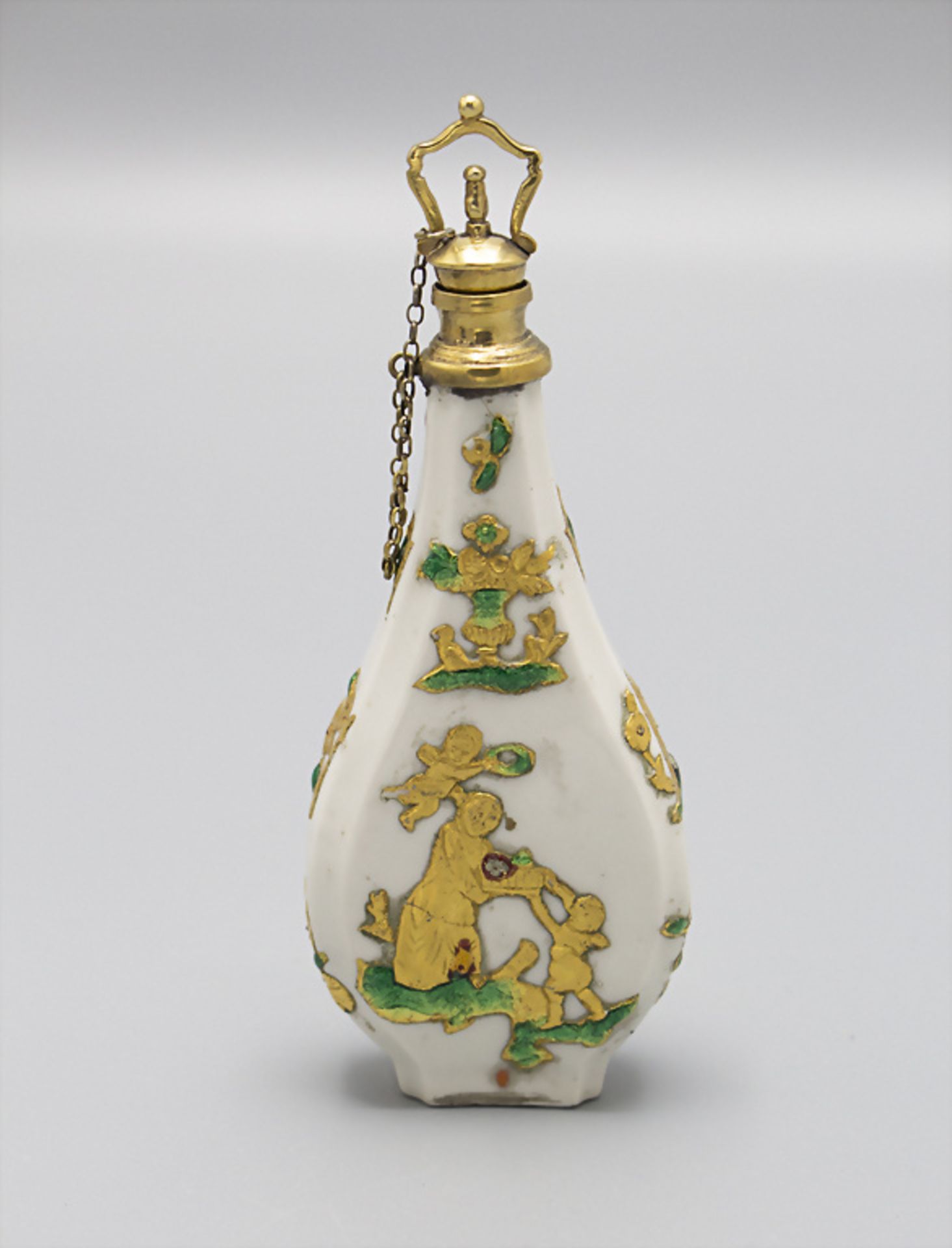 Seltener Porzellanflakon mit Goldchinoiserien / A rare porcelain perfume bottle with gilded ... - Bild 3 aus 8