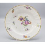 Teller mit Blumenmalerei / A plate with flower bouquets, Royal Copenhagen, Ende 19. Jh.