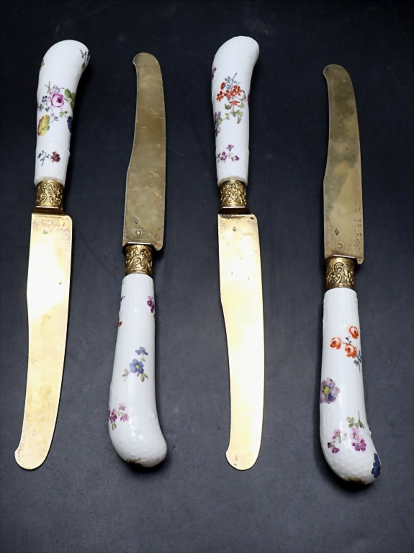 4 Messer mit Porzellangriffen und Silberklingen / 4 knives with porcelain handles and silver ...