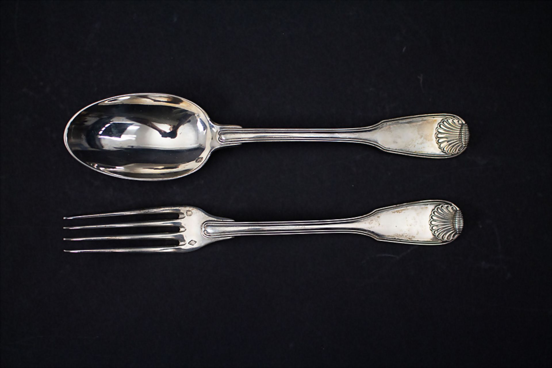 Gabel und Löffel im Etui / A silver fork and a spoon in a box, Hènin & Cie., Paris, um 1900 - Bild 5 aus 5