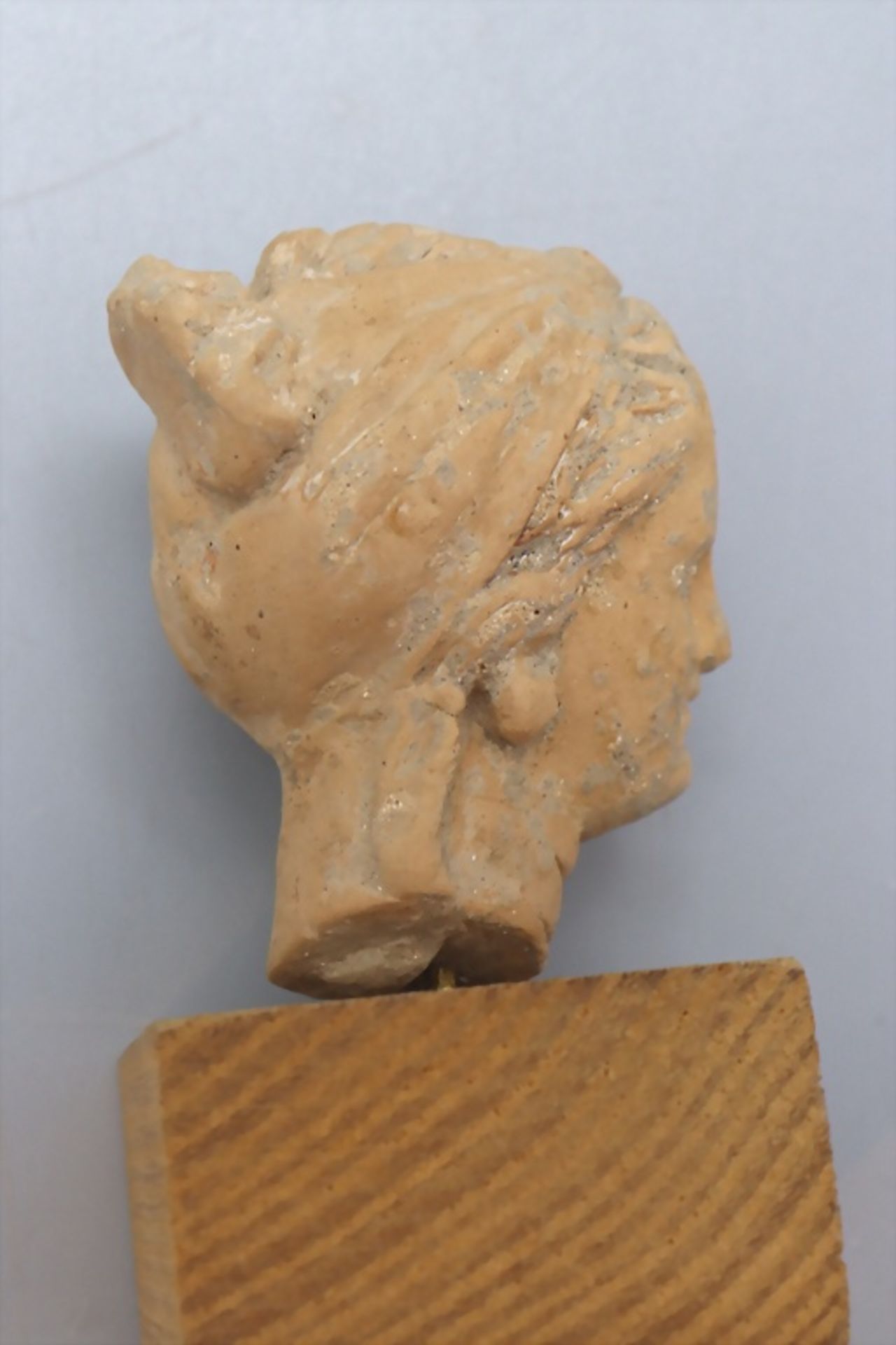 Römischer Frauenkopf, 2.-3. Jh. nach Christus / Roman head of a woman female terracotta bust, .. - Image 6 of 6