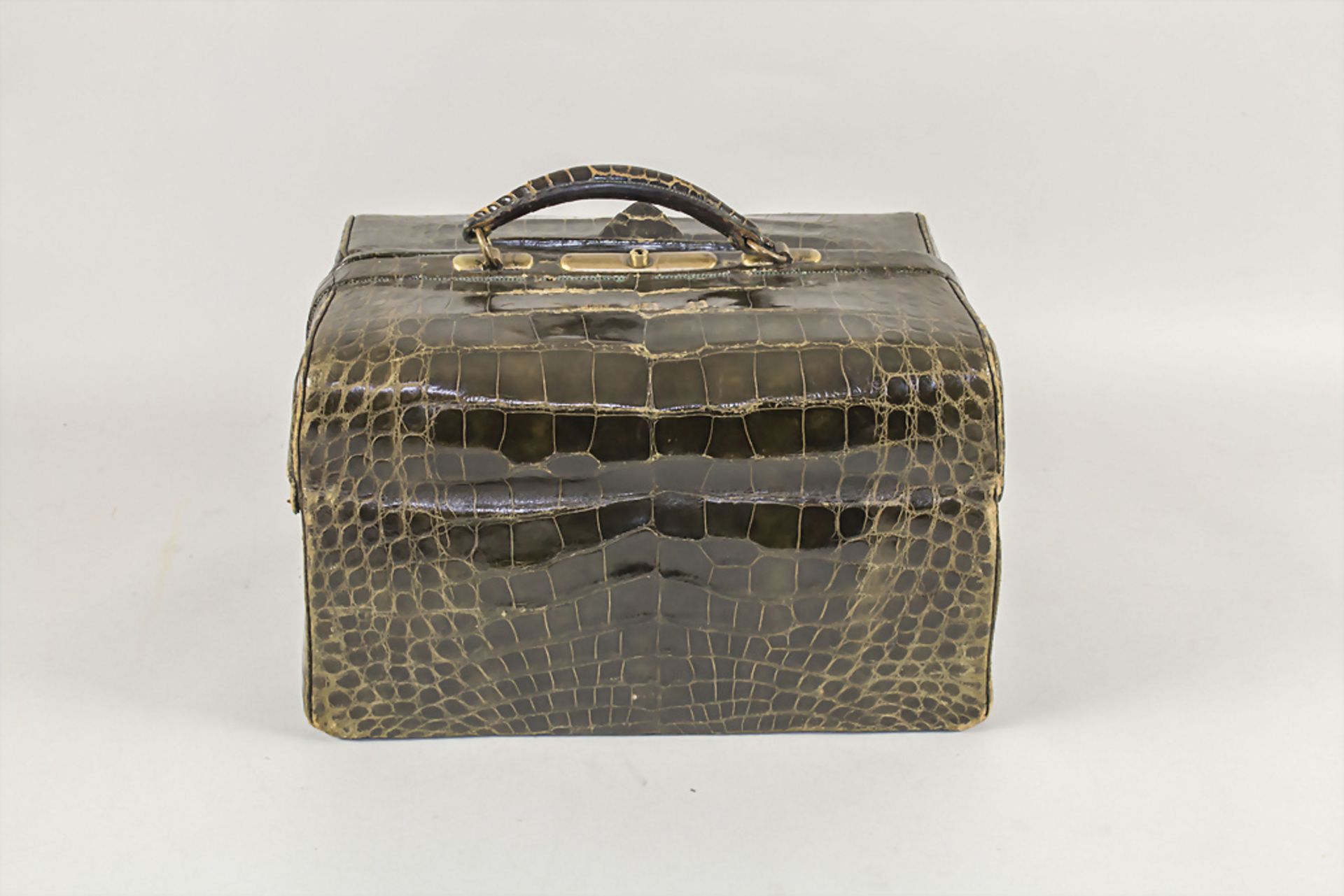 Kosmetikkoffer aus Leder / A leather beauty case, Edinburgh, um 1900