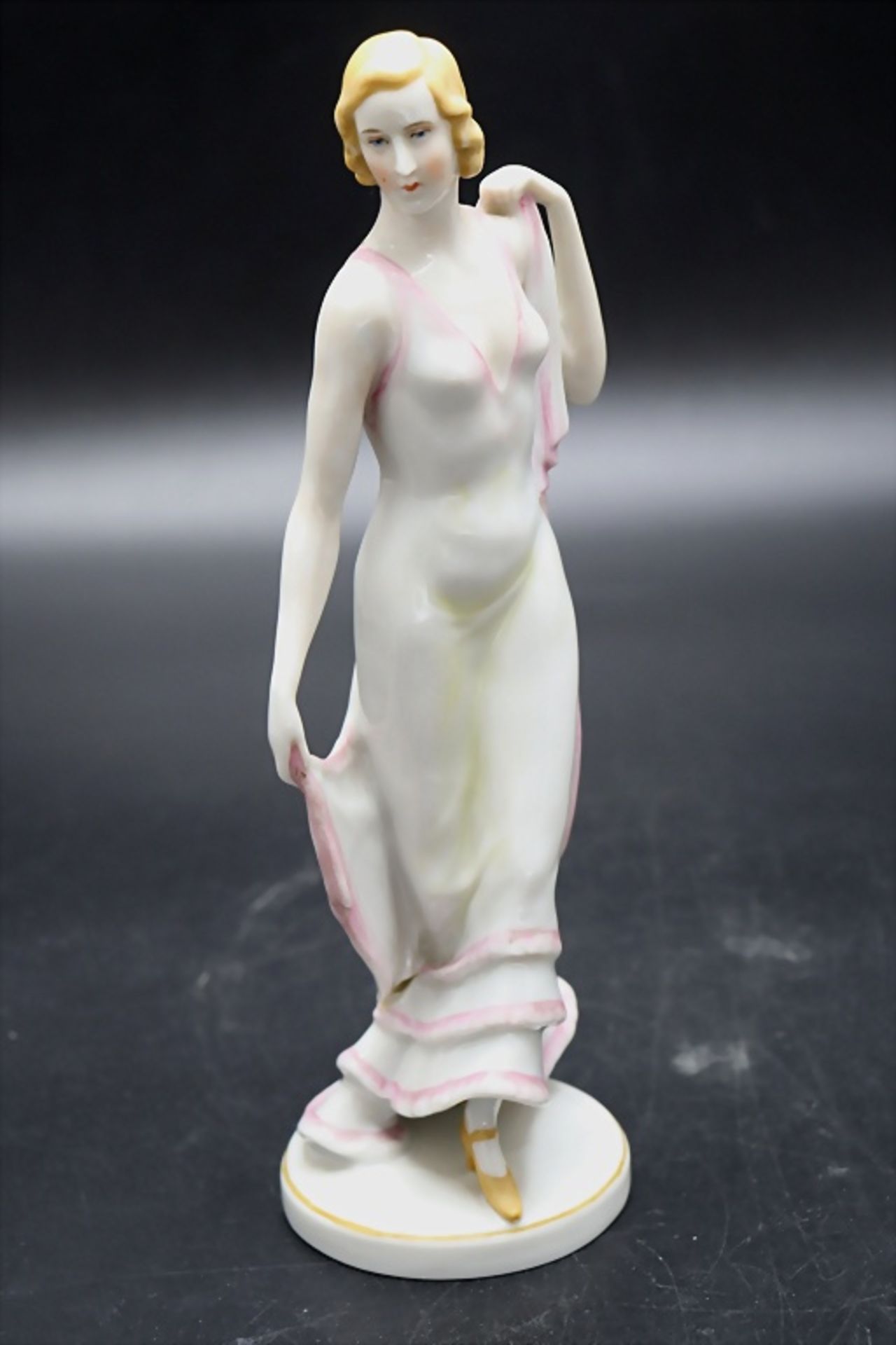 Art Déco Figur 'Elegante Tänzerin' / An Art Deco figurine of an elegant dancer, ...