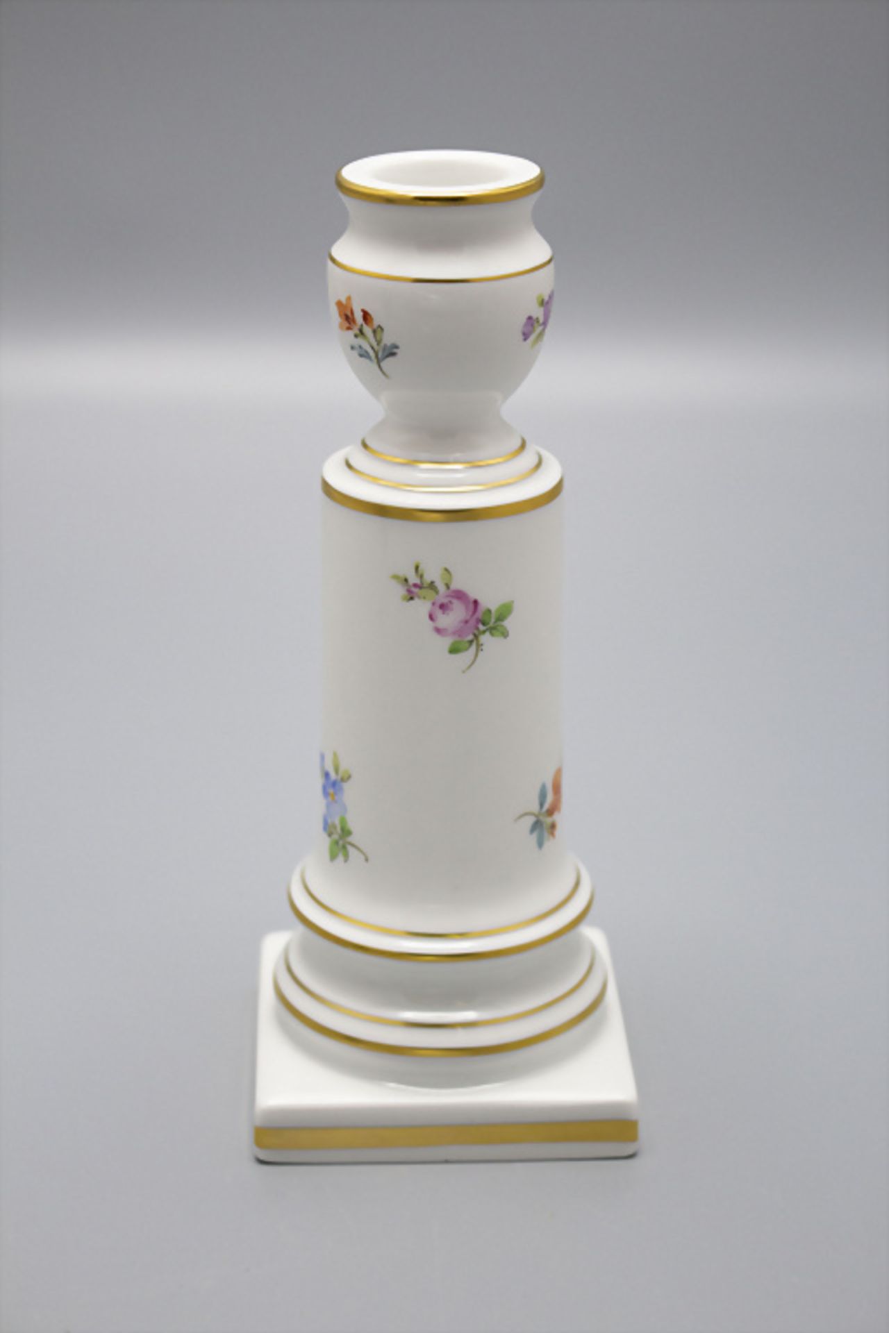 Kerzenleuchter mit Streublumen / A candleholder with scattered flowers, Meissen, Mitte 20. Jh. - Bild 2 aus 3