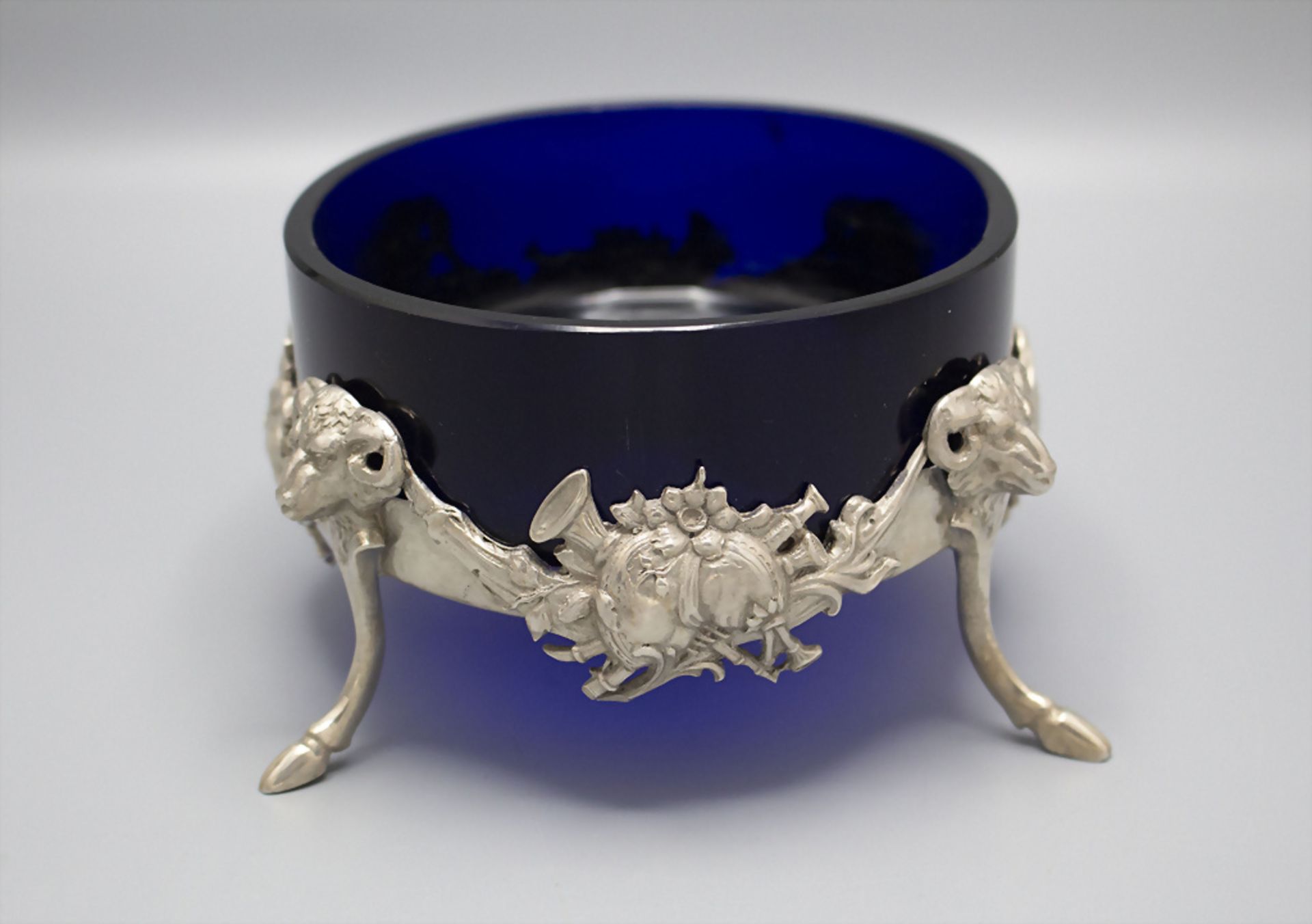 Anbietschale mit Widderköpfen / A footed serving bowl with ram heads, Ludwig Neresheimer & Co, ... - Bild 3 aus 5