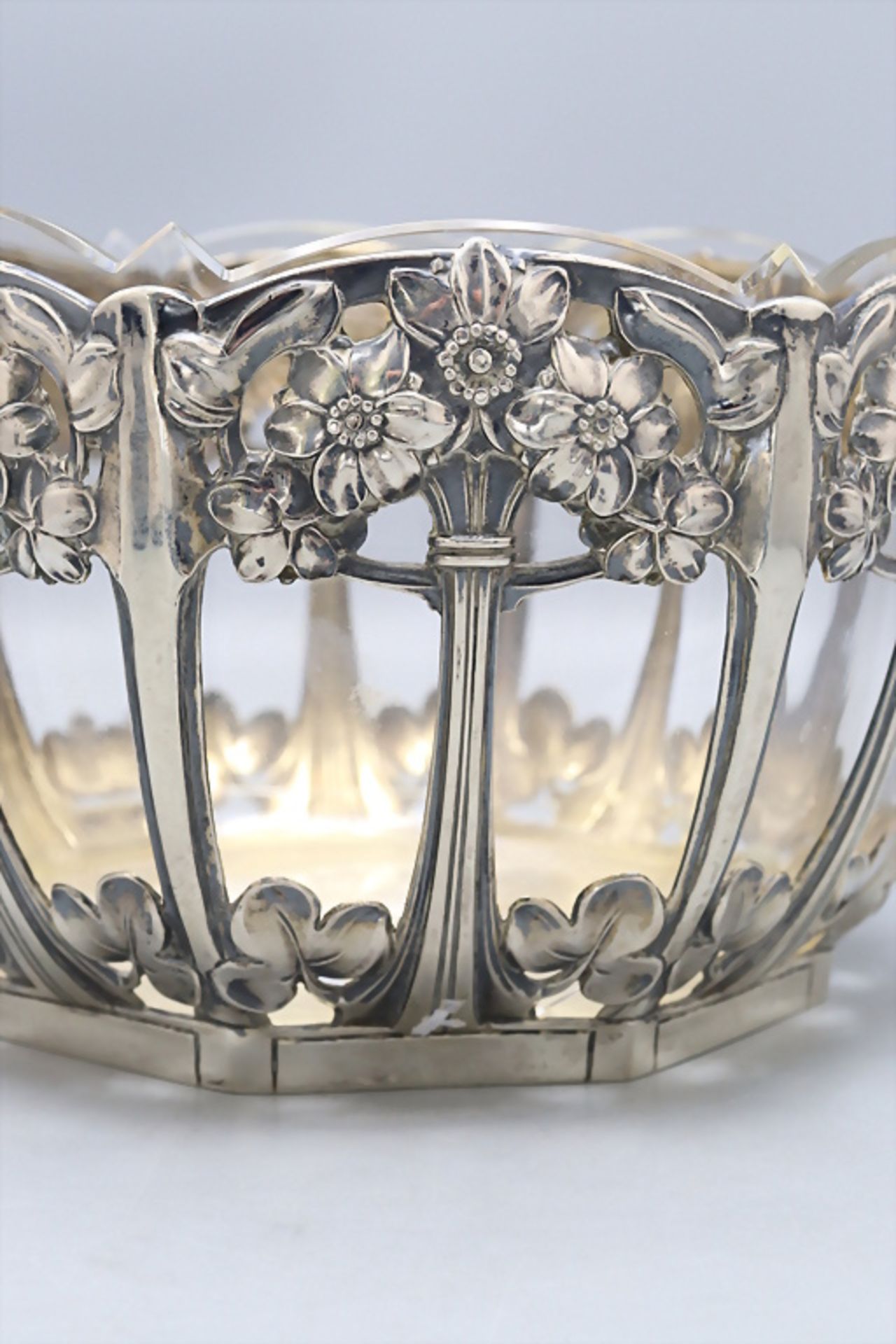 Jugendstil Obstschale mit Narzissen und Klee / An Art Nouveau silver fruit bowl with daffodils ... - Bild 2 aus 8