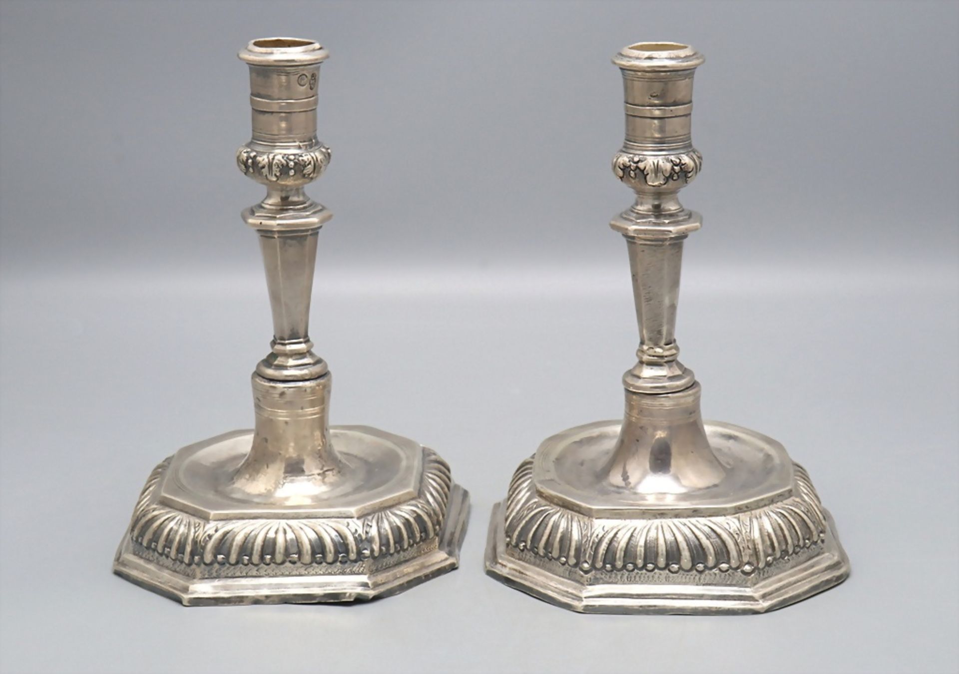 Paar Barock Kerzenleuchter / A pair of silver Baroque candlesticks, Zuanne Cottini, Venedig / ...