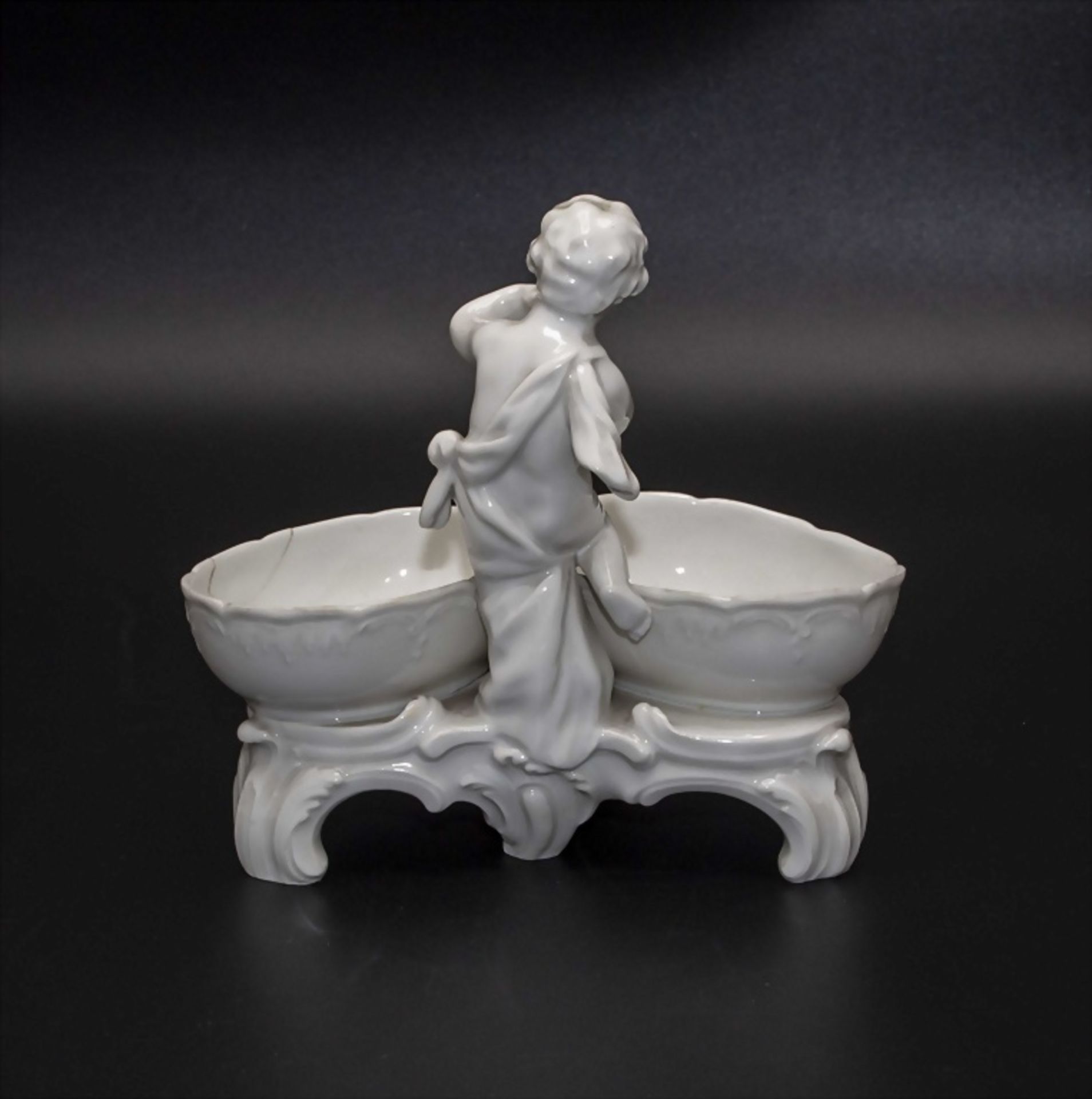 Putto 'Salzlecker' mit Doppelsaliere / A salt licking cherub with salt cellars, KPM Berlin, um 1800 - Image 3 of 5