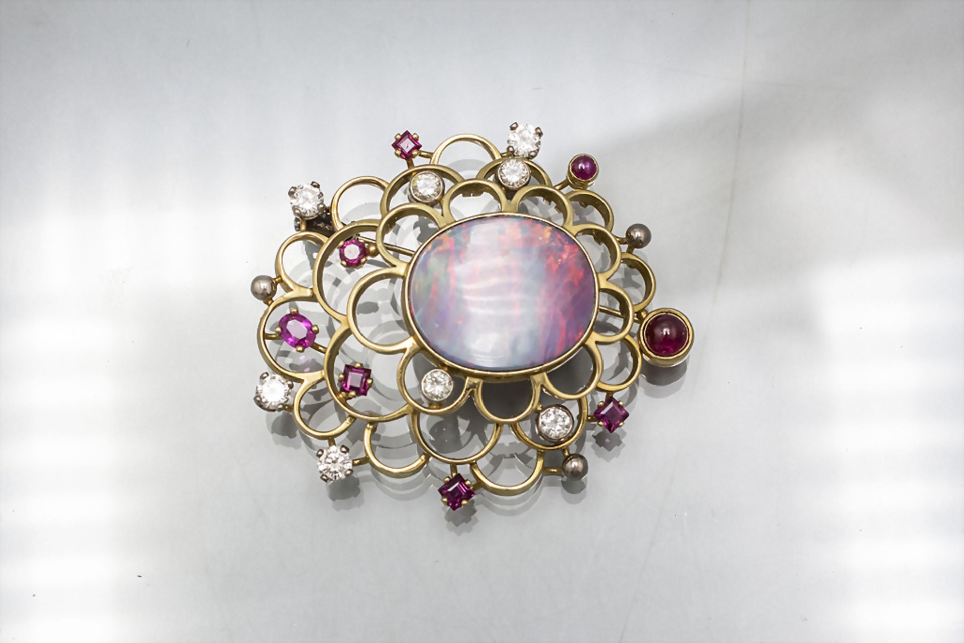 Grosse Brosche mit Opal, Diamanten und Rubinen / A large 18 ct gold brooch with opal, diamonds ... - Bild 2 aus 3