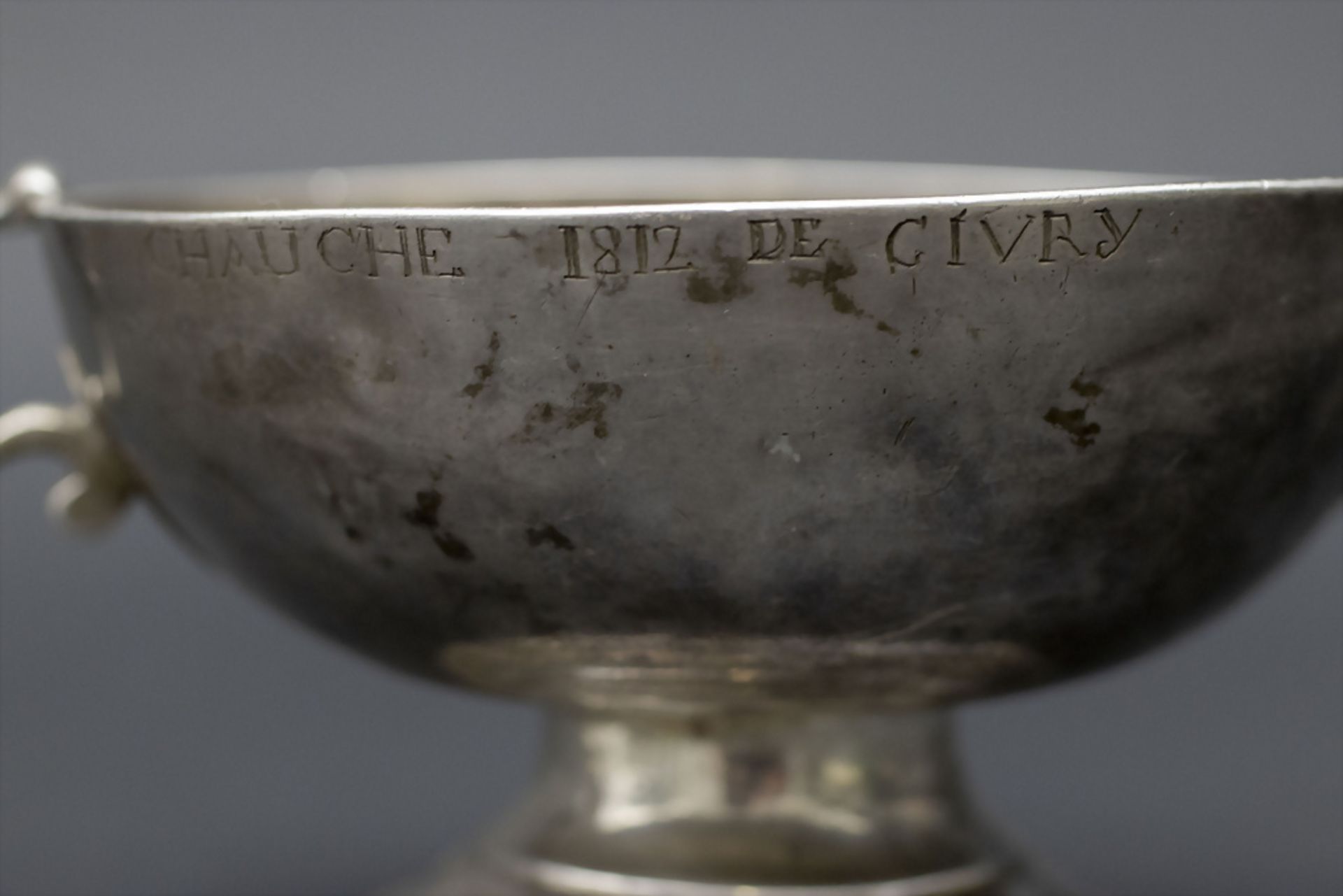 Hochzeitschale / Une coupe de marriage en argent massif / A silver wedding bowl, Frankreich, ... - Image 2 of 9