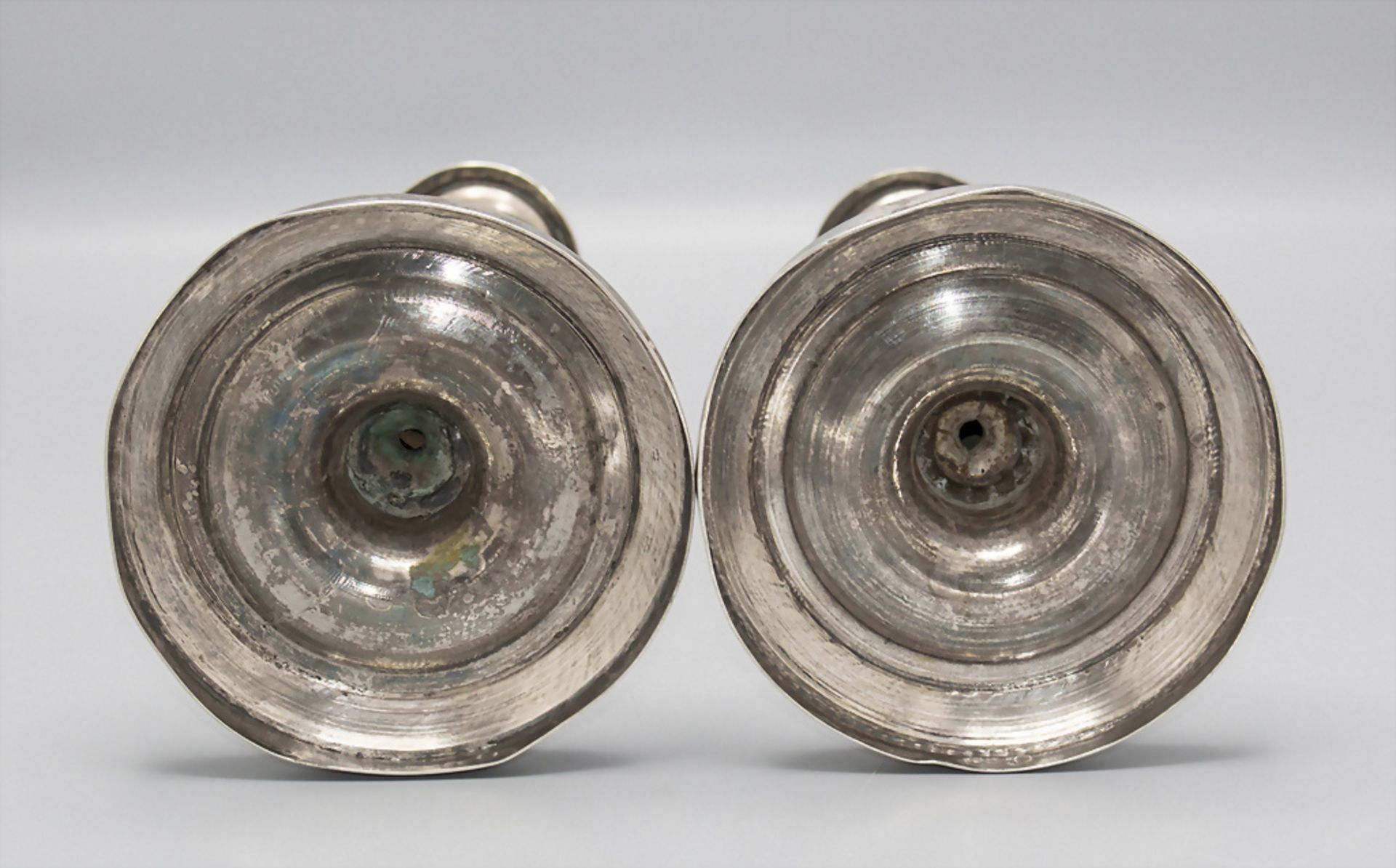 Paar Empire Kerzenleuchter / A pair of silver Empire candlesticks, Lüttich/Liège, um 1820 - Image 3 of 5