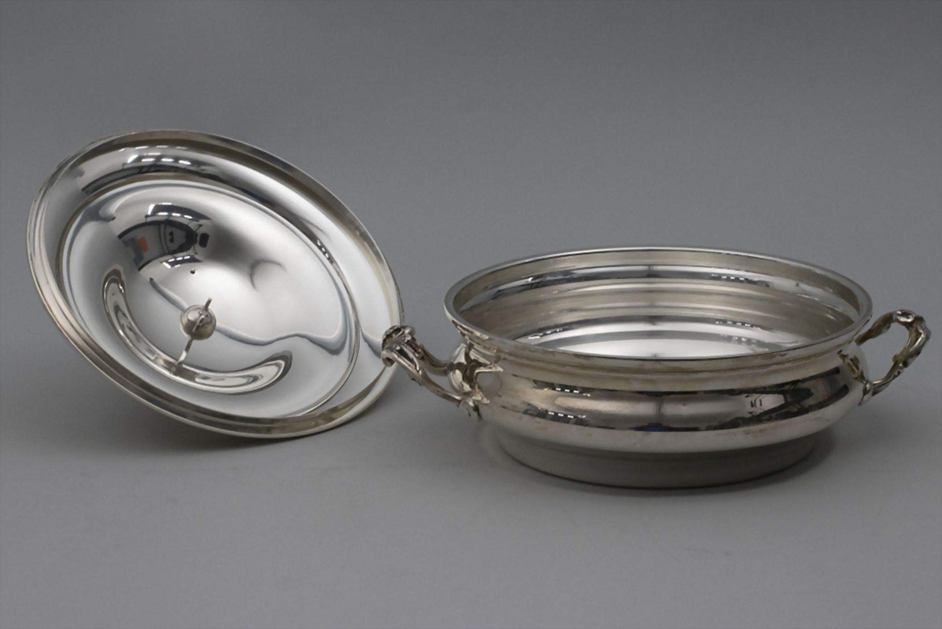 Legumier / Wöchnerinnenschüssel / A silver vegetable tureen cover, Paris, um 1890 - Bild 3 aus 9