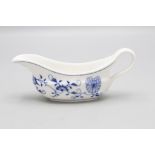 Kleine Butter-Sauciere mit Zwiebelmuster / A small butter sauce boat with onion pattern, ...