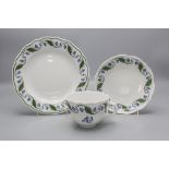 2 Gedecke mit Mahonie-Ranken / Two place settings with Oregon grape vines, Meissen, 1990er Jahre